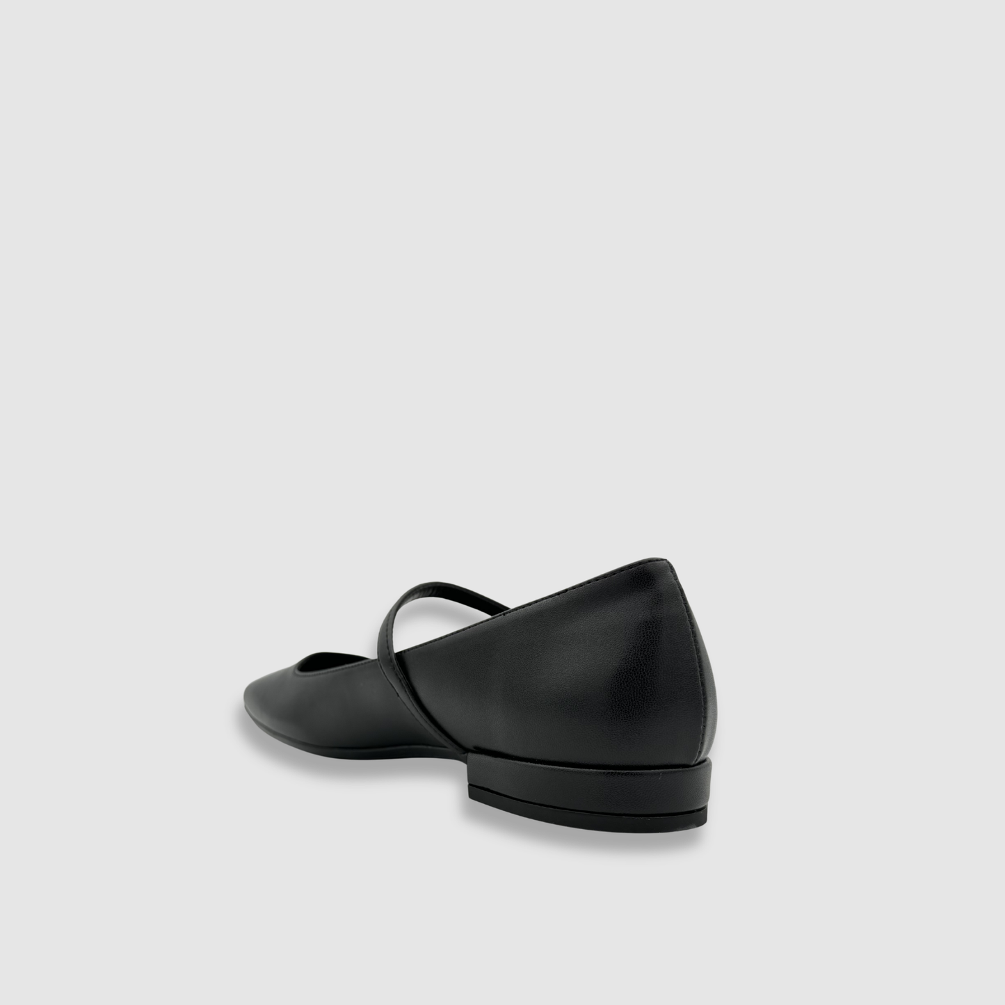 Ballerine noire femme vue arrière, finition cuir lisse et talon bas discret
