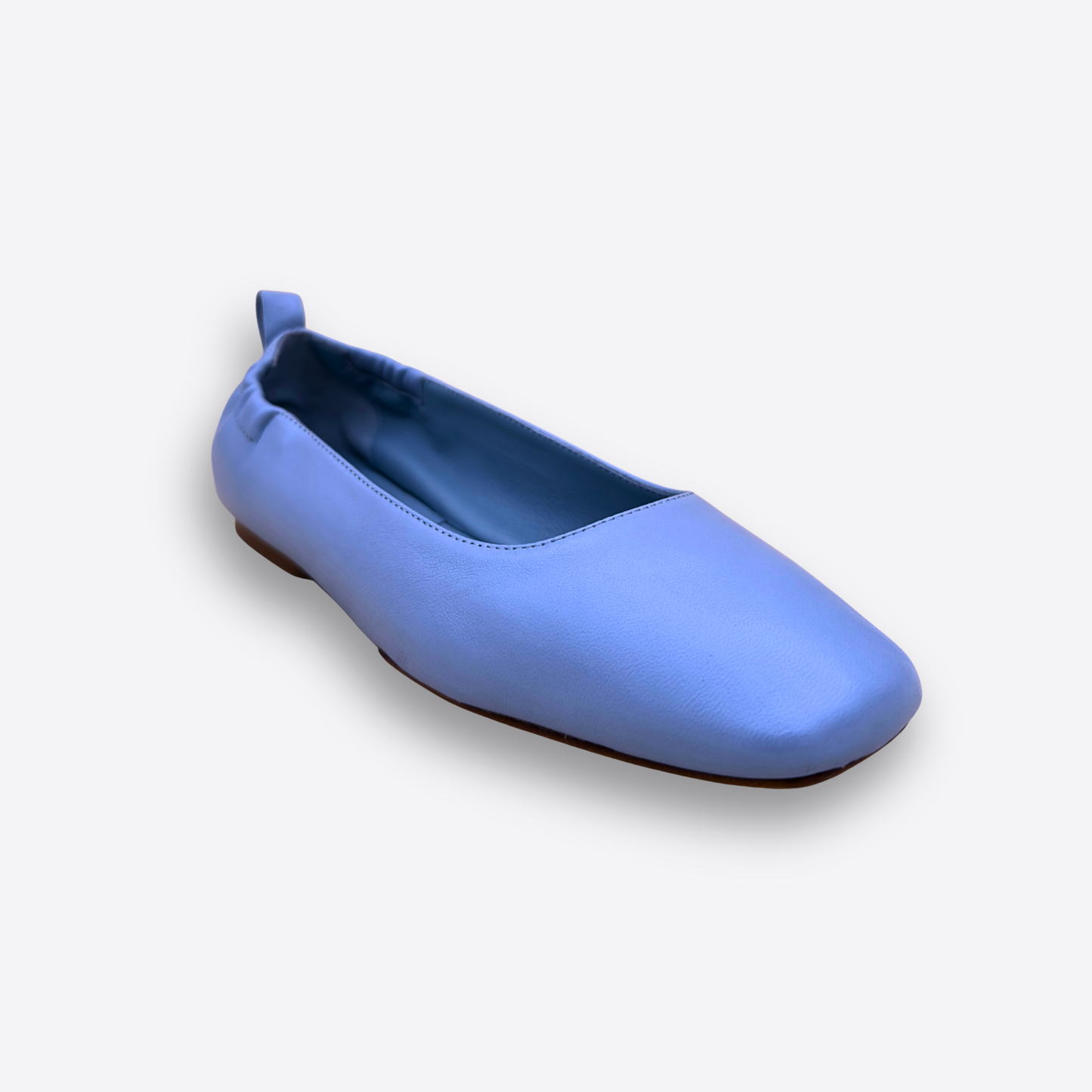 Détail ballerine bleu ciel cuir lisse finition haut de gamme
