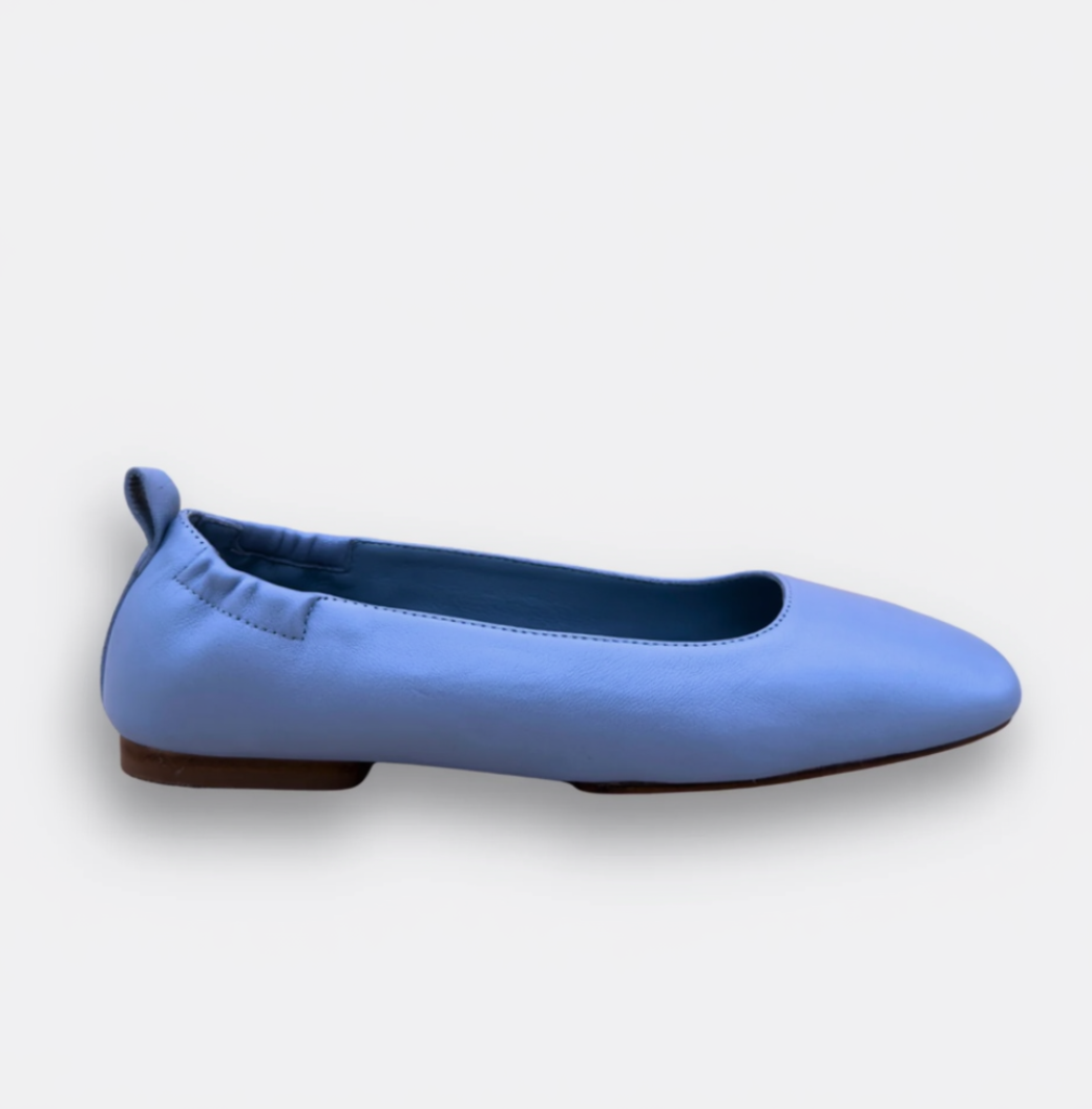 Ballerine cuir bleu ciel profil souple effet seconde peau