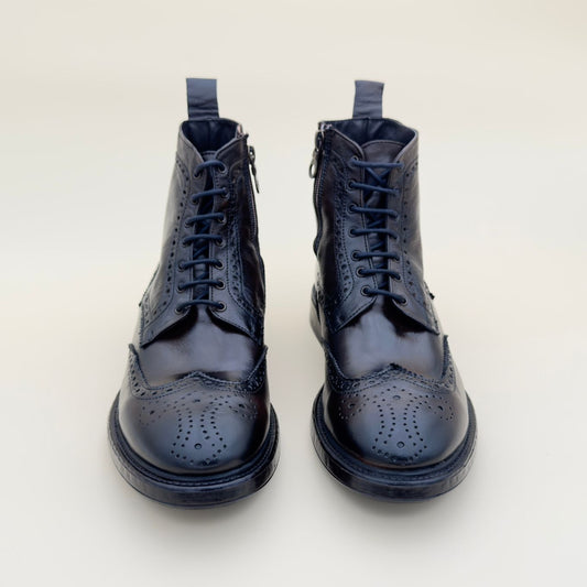 Bottines brogue homme en cuir marron profond aux nuances naturelles, vue de face