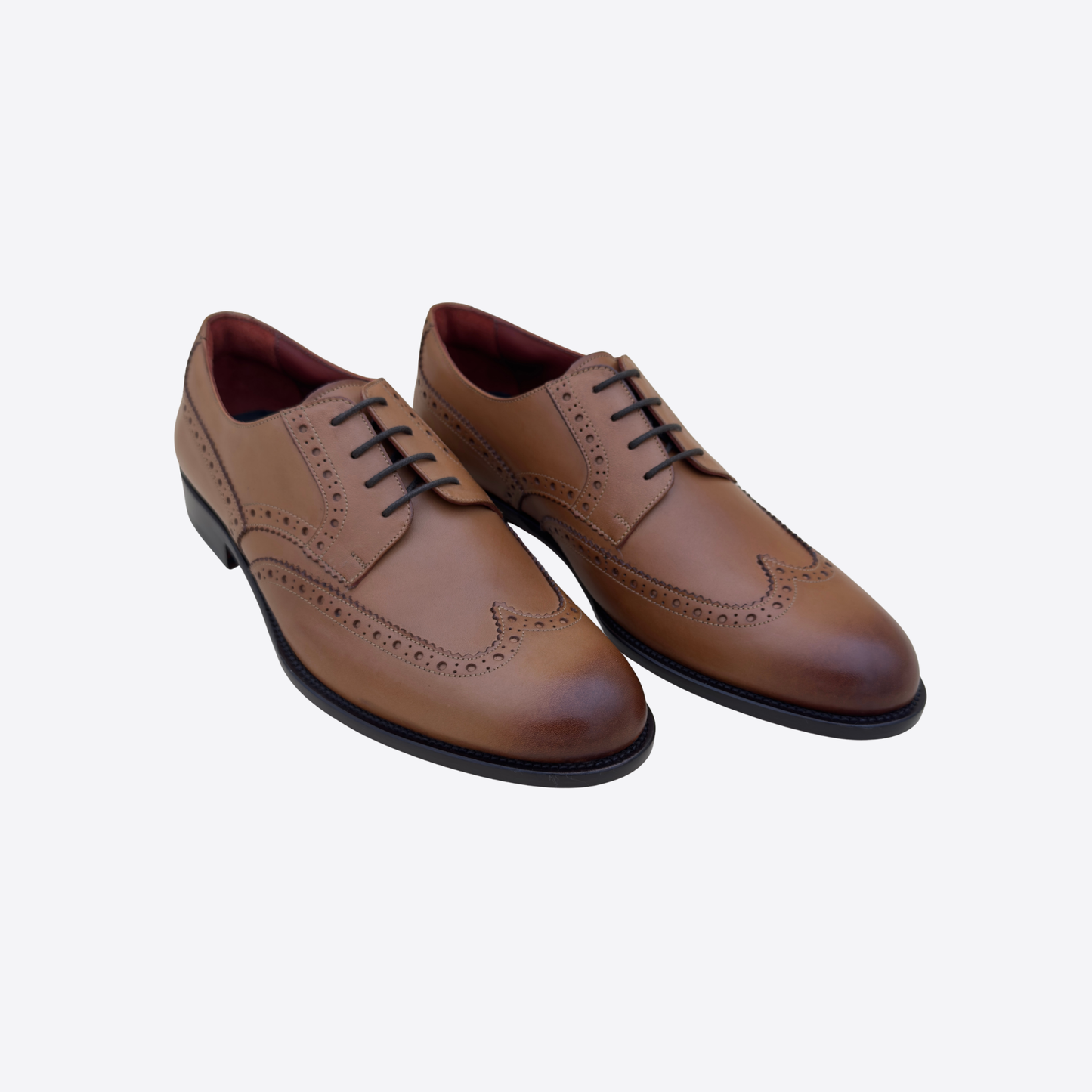 Derbies marron en cuir style brogue vue 3/4, chaussures élégantes avec couture décorative et lacets noirs