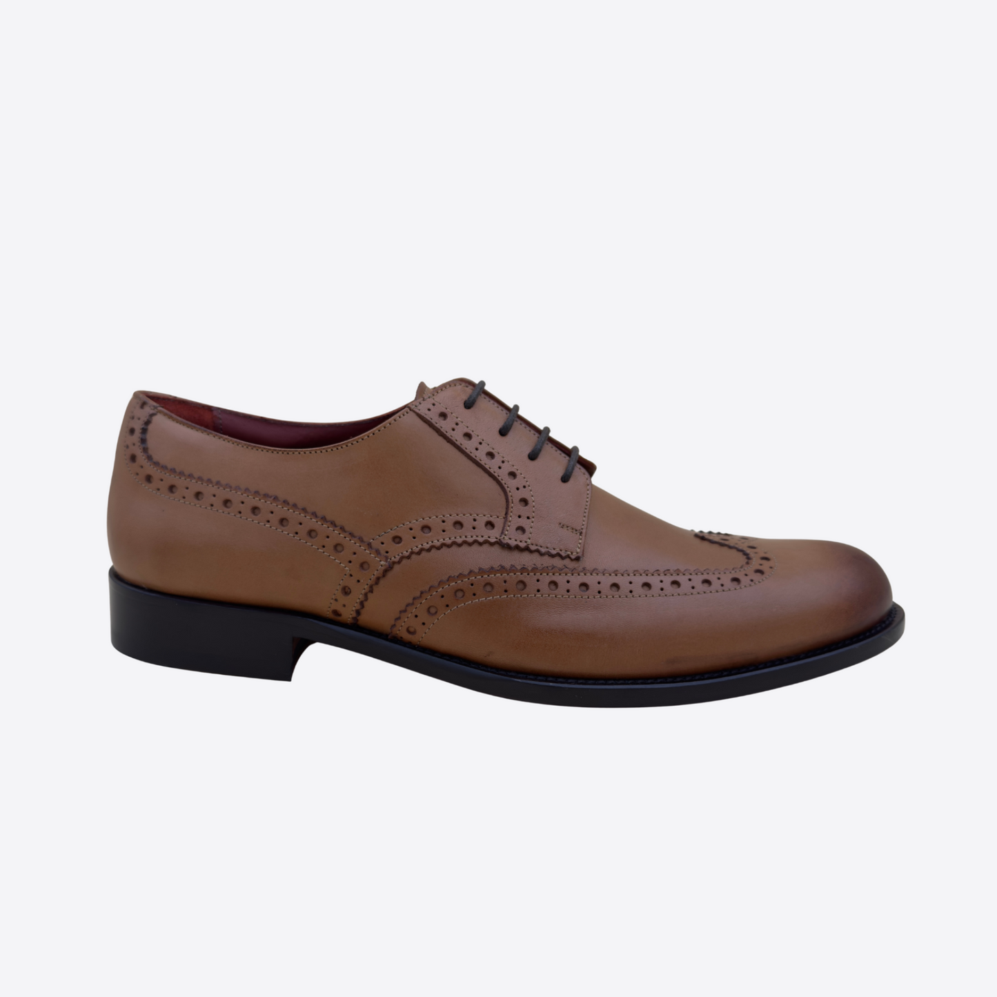 Derbies homme en cuir marron vue de profil, chaussures élégantes avec perforations brogue et semelle en cuir