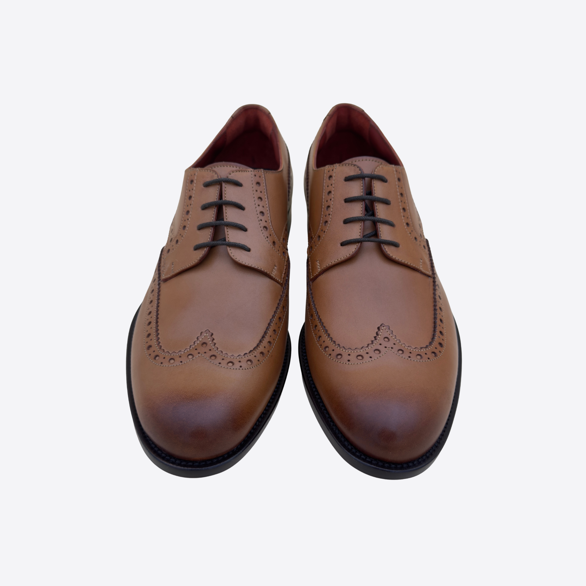 Derbies en cuir marron vue de face, chaussures à lacets avec détails perforés et finition élégante