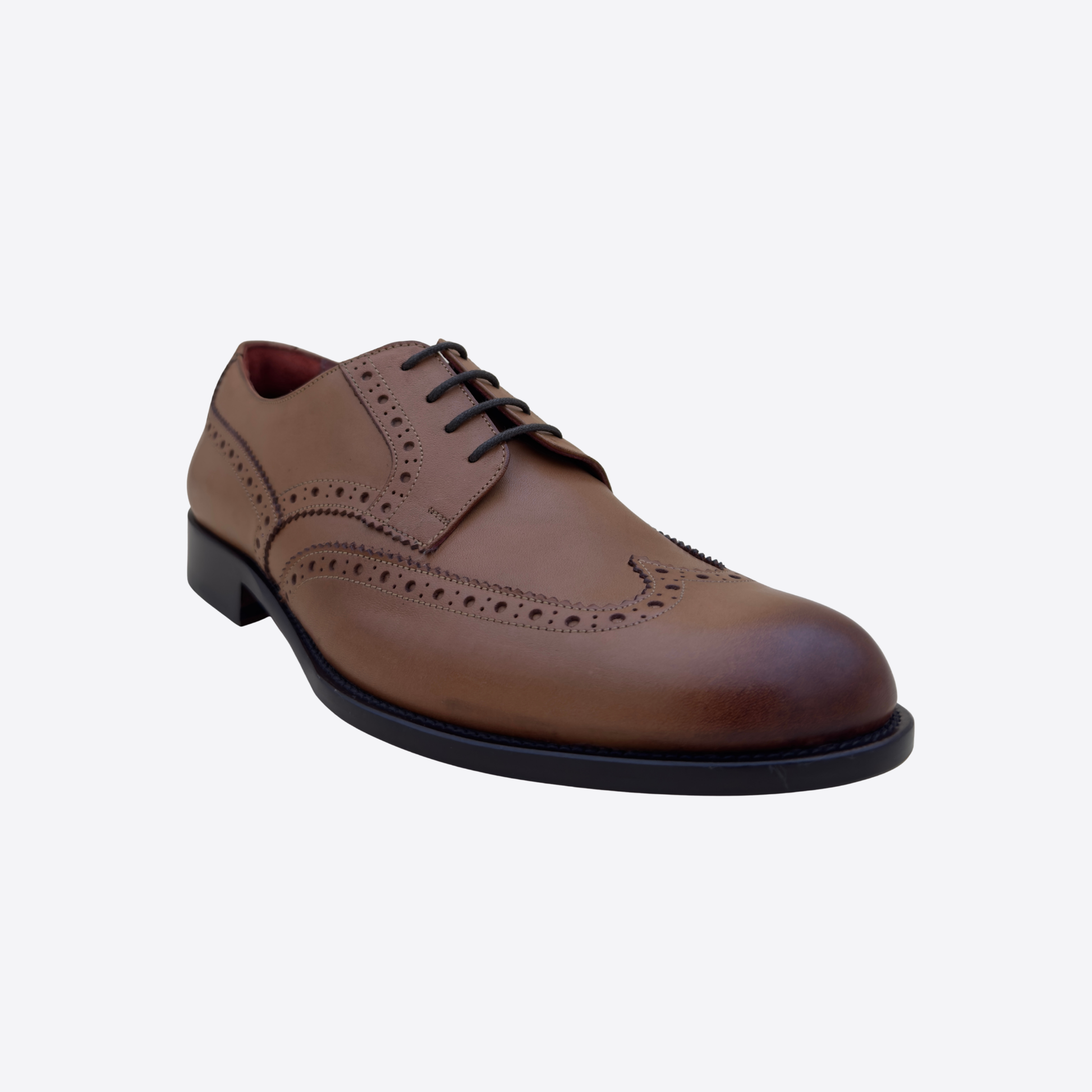 Derby homme en cuir marron vue 3/4, chaussure habillée avec bout travaillé et design classique