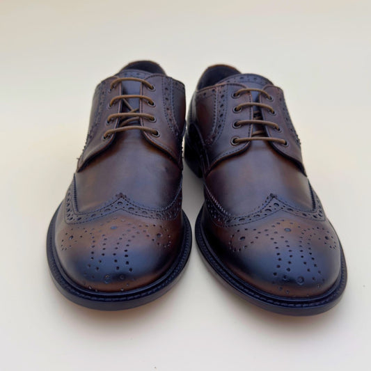 Brogues homme en cuir marron, vue de face avec perforations