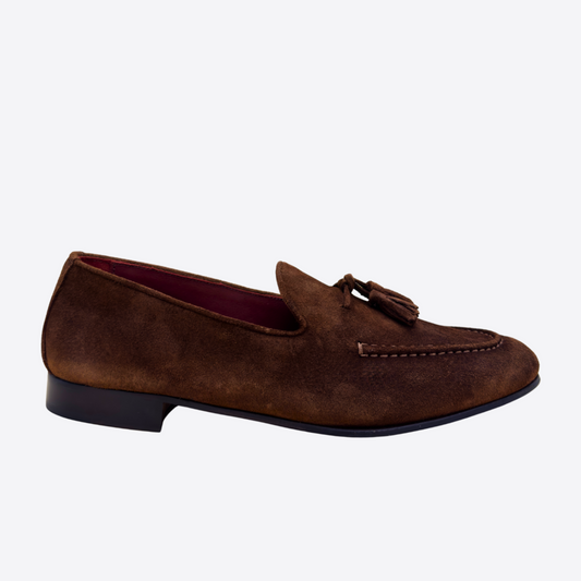 Mocassin homme en daim marron vue de profil, chaussure élégante avec pampilles et semelle fine