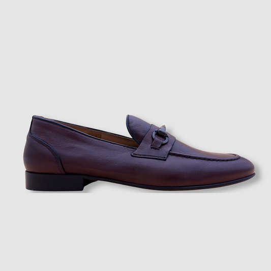 Mocassin homme cuir acajou vue profil, ligne fine et design classique avec détail mors