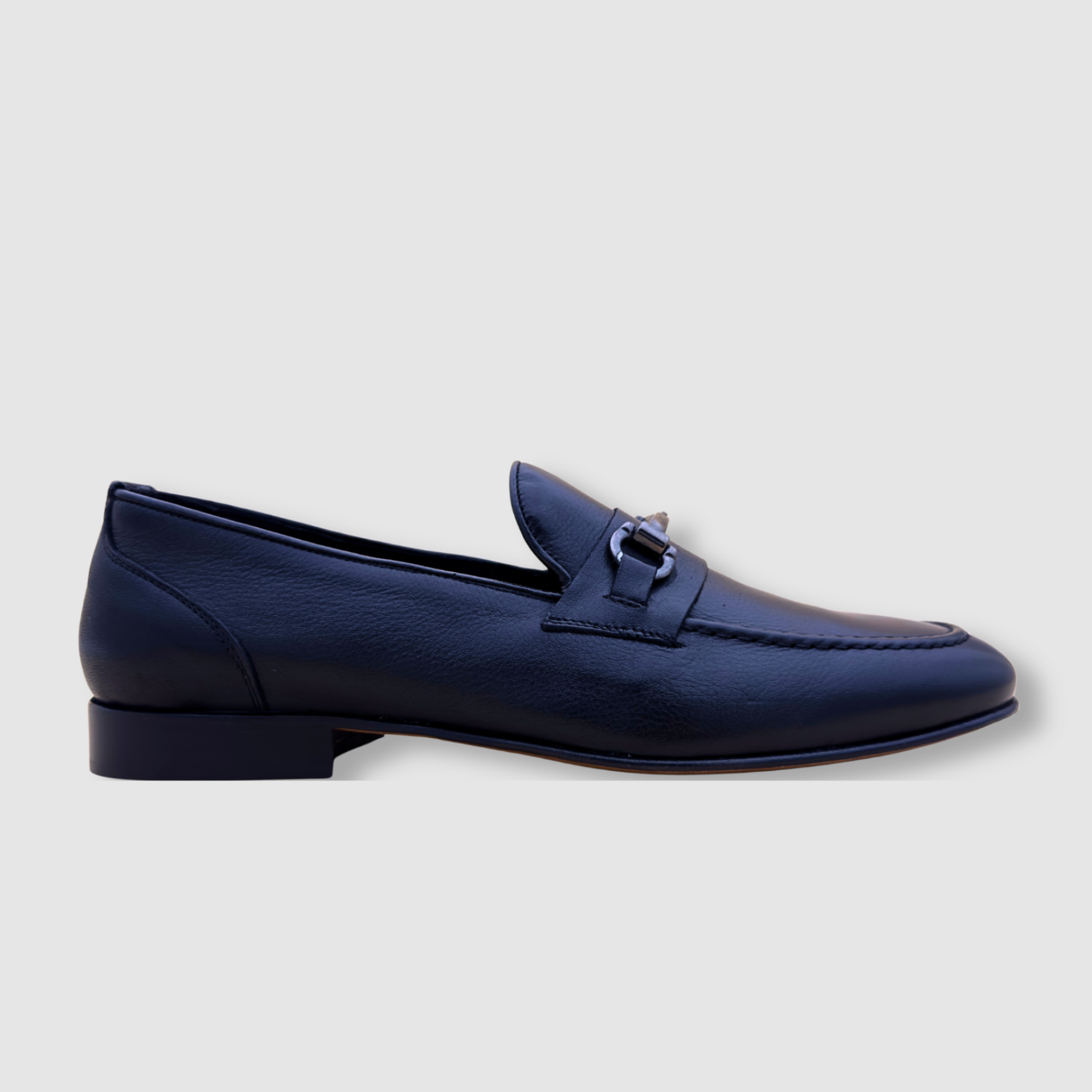 Mocassin homme cuir noir vue profil, design classique avec détail mors métallique