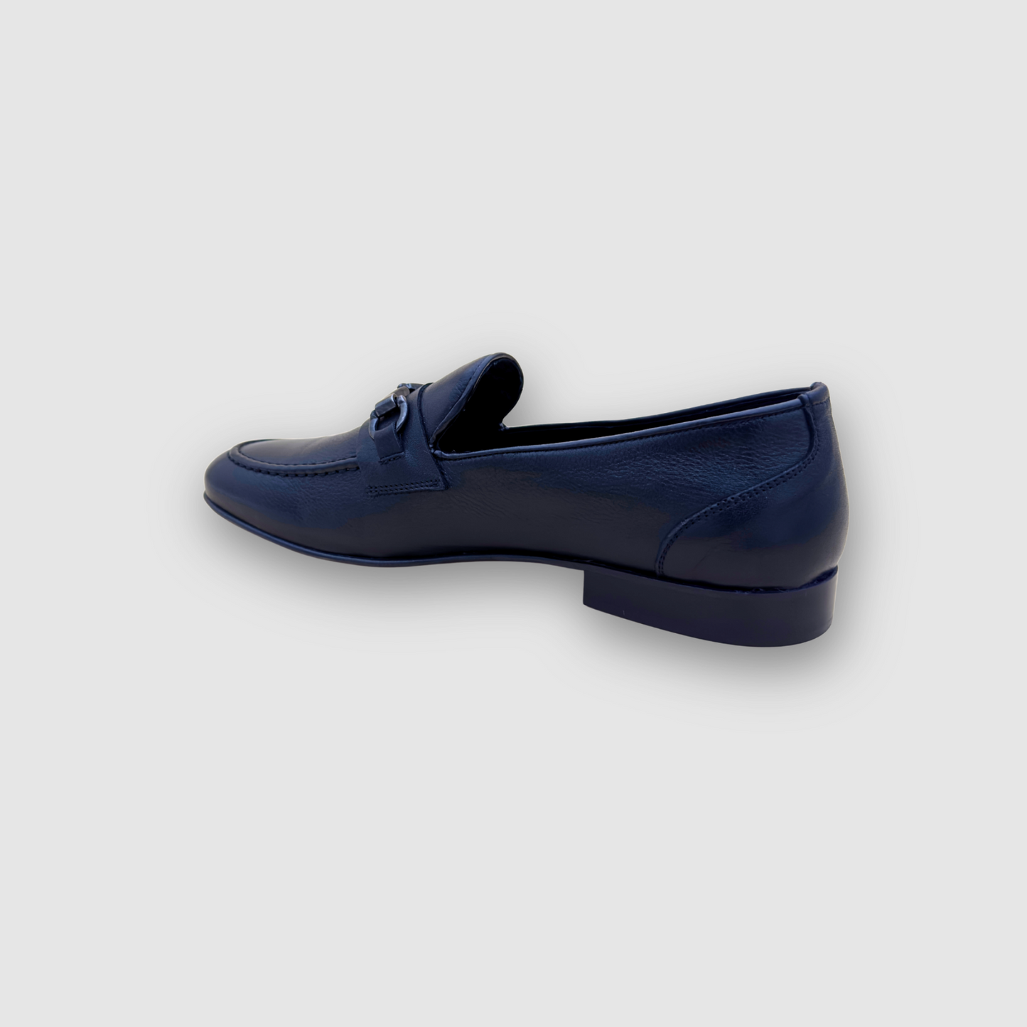 Mocassin homme cuir noir vue arrière, talon discret et finition élégante
