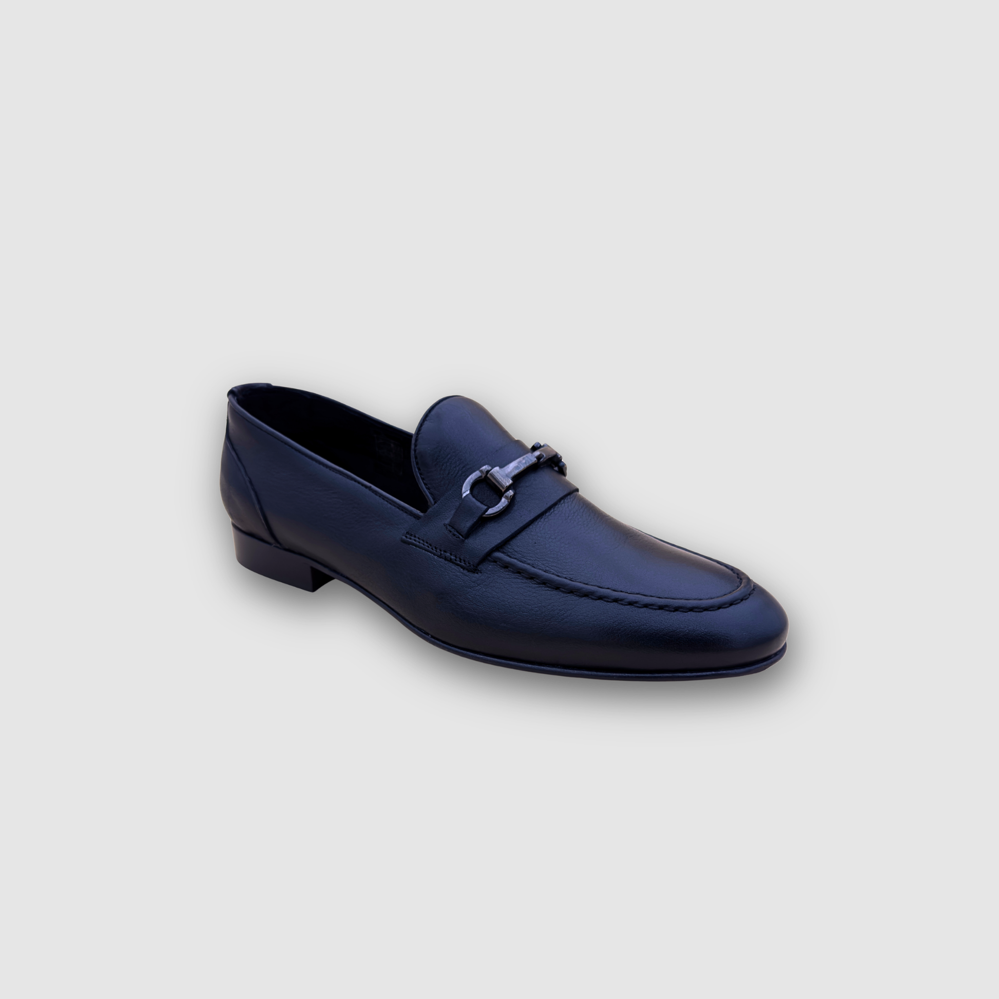 Mocassin homme cuir noir vue 3/4, finition haut de gamme avec mors métallique