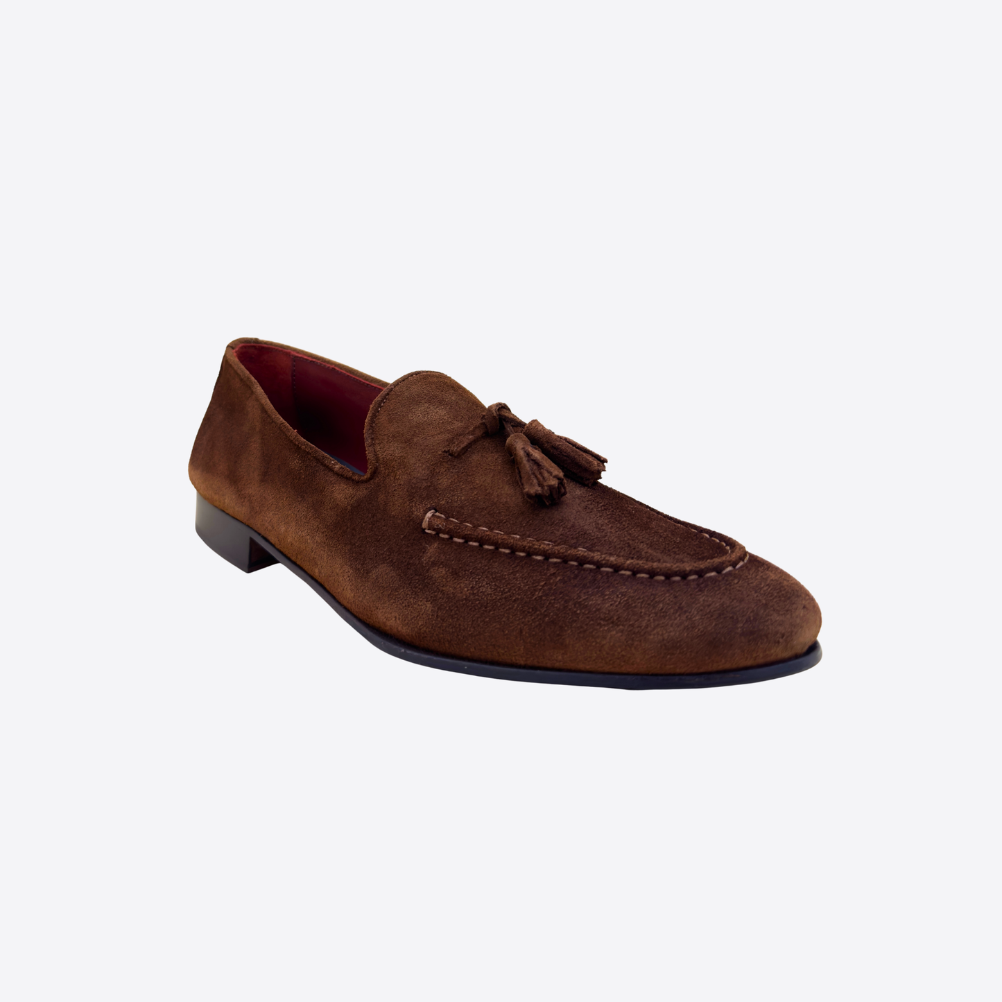 Mocassin homme en cuir suédé marron vue 3/4, chaussure chic avec couture apparente et pampilles