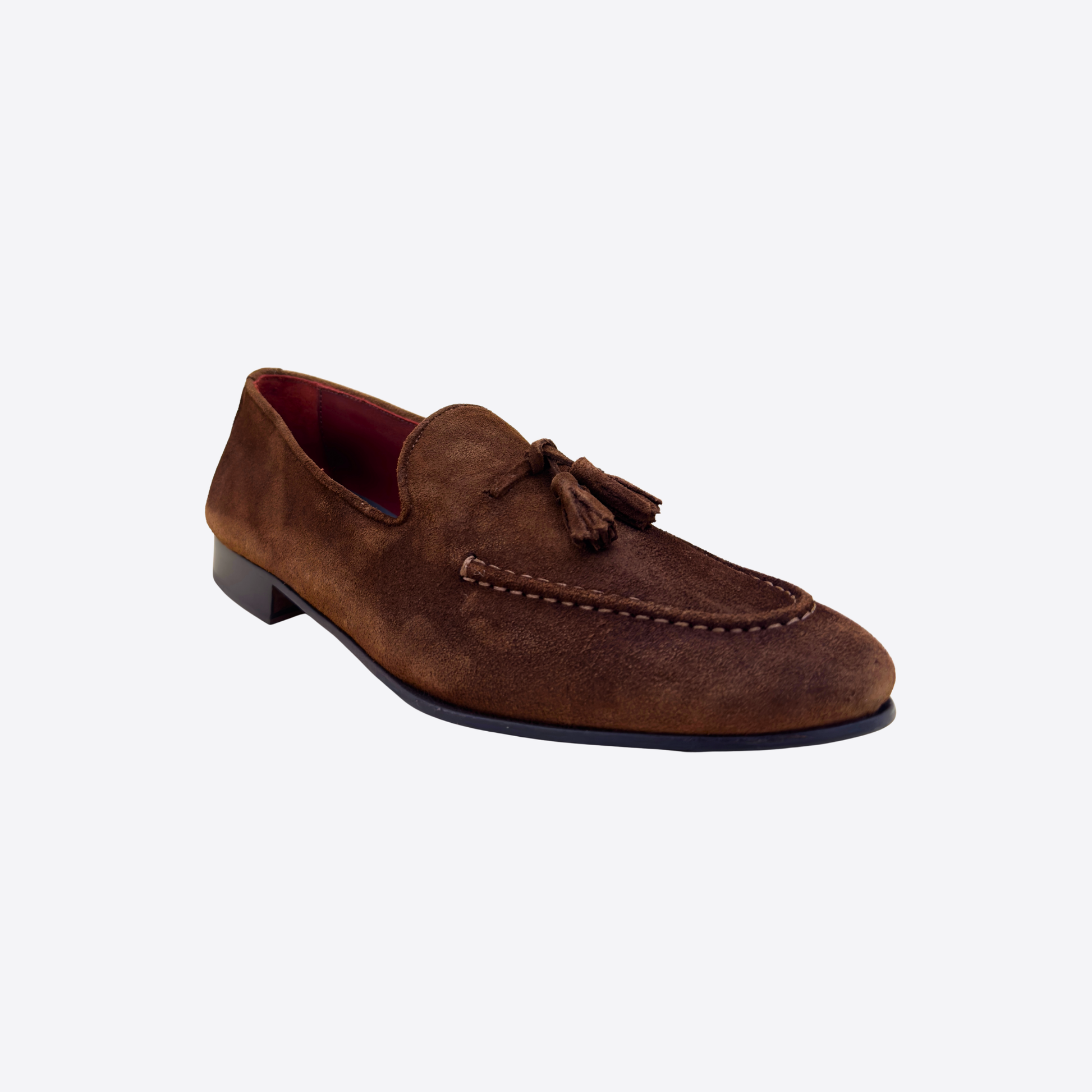 Mocassin homme en cuir suédé marron vue 3/4, chaussure chic avec couture apparente et pampilles