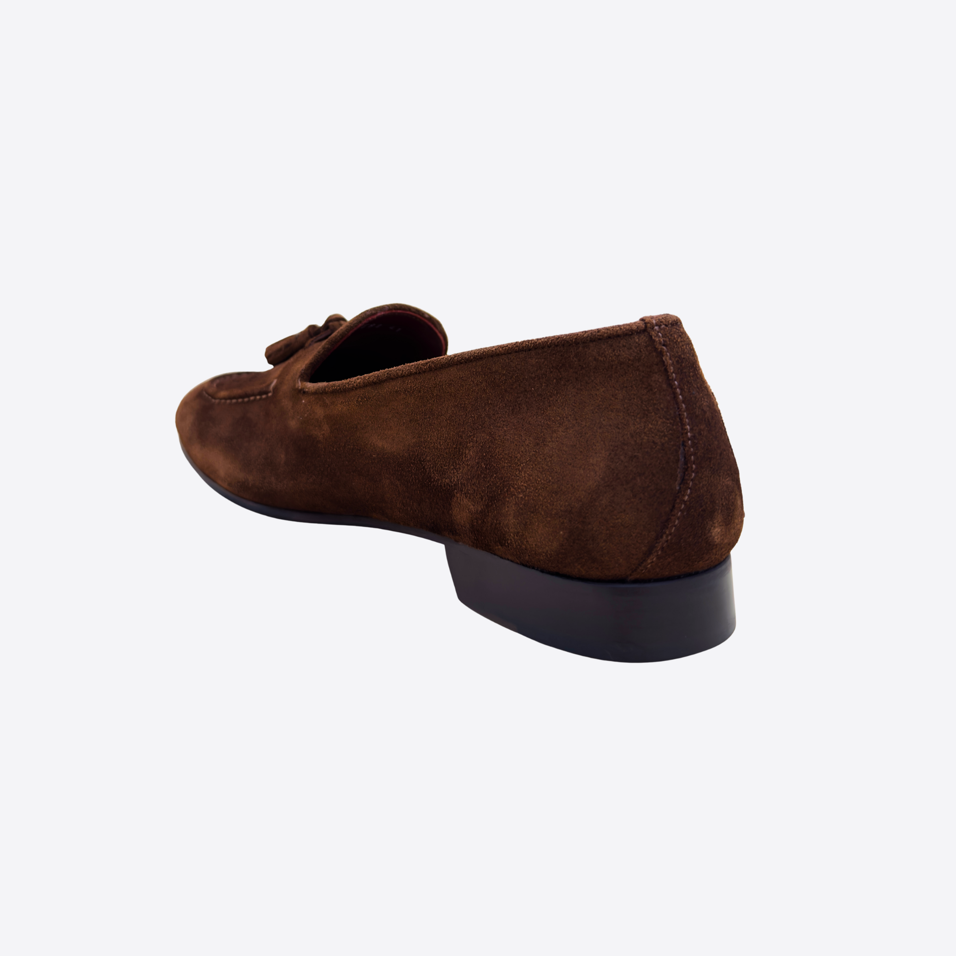 Mocassin homme en daim marron vue arrière, talon bas avec finition lisse et couture discrète