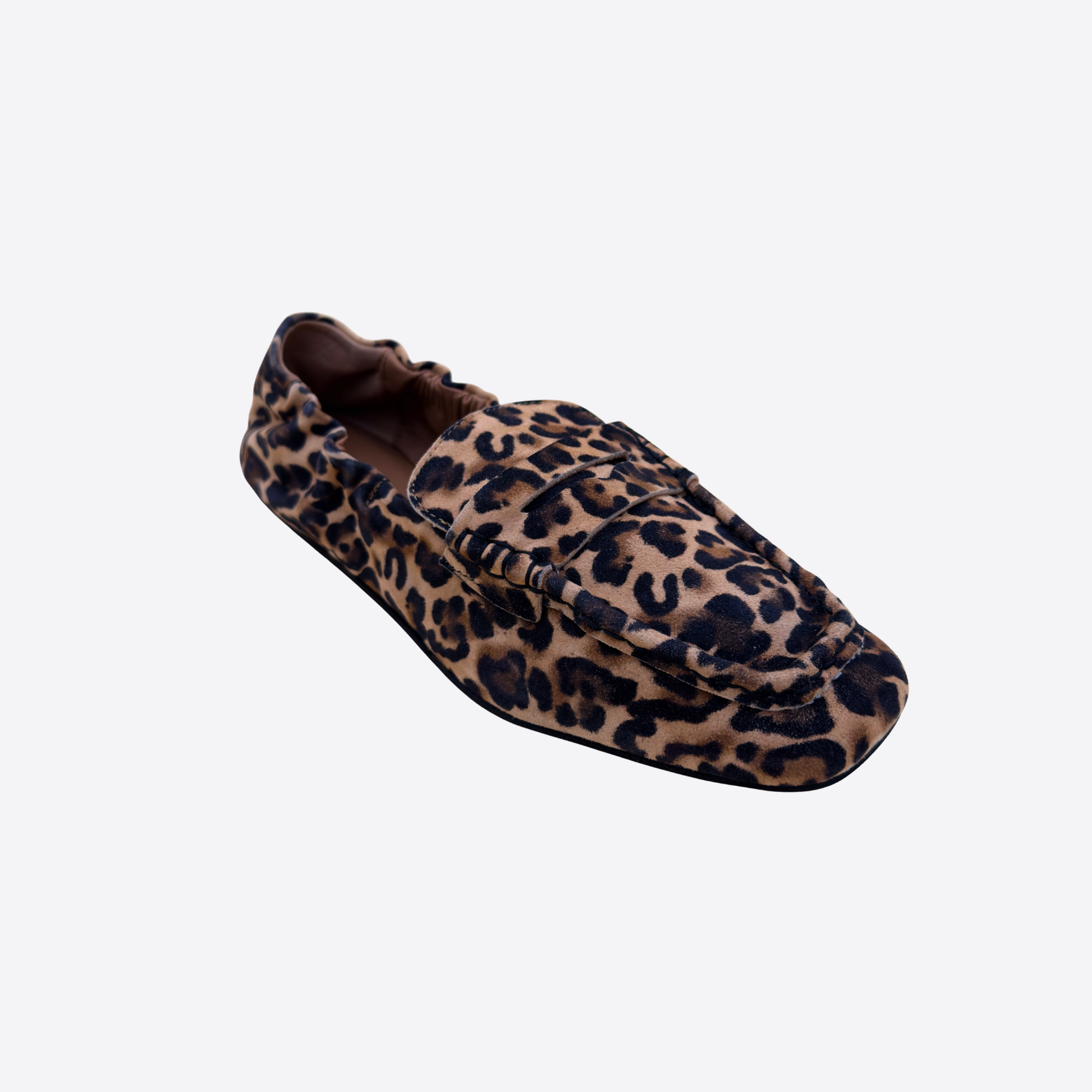 Mocassin léopard femme vue inclinée cuir souple détail couture artisanale