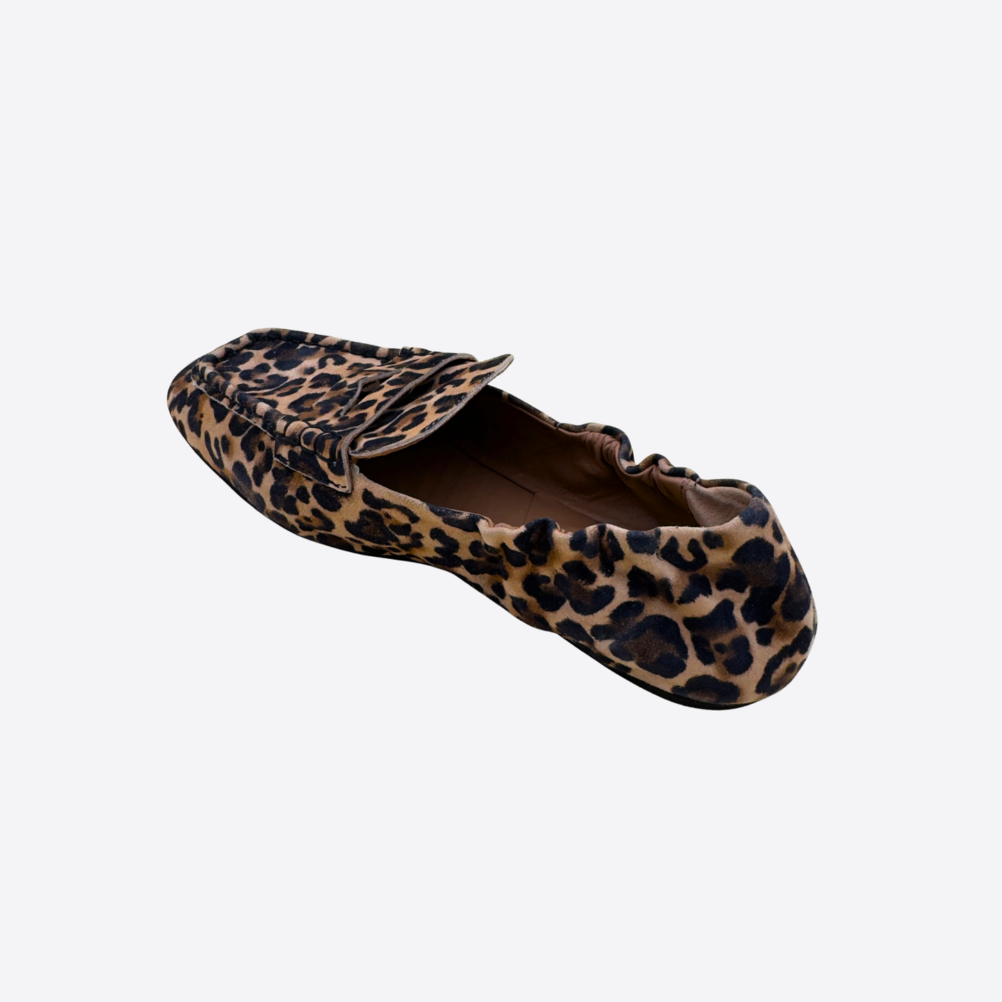 Mocassin léopard vue arrière dessus cuir souple talon flexible élastiqué