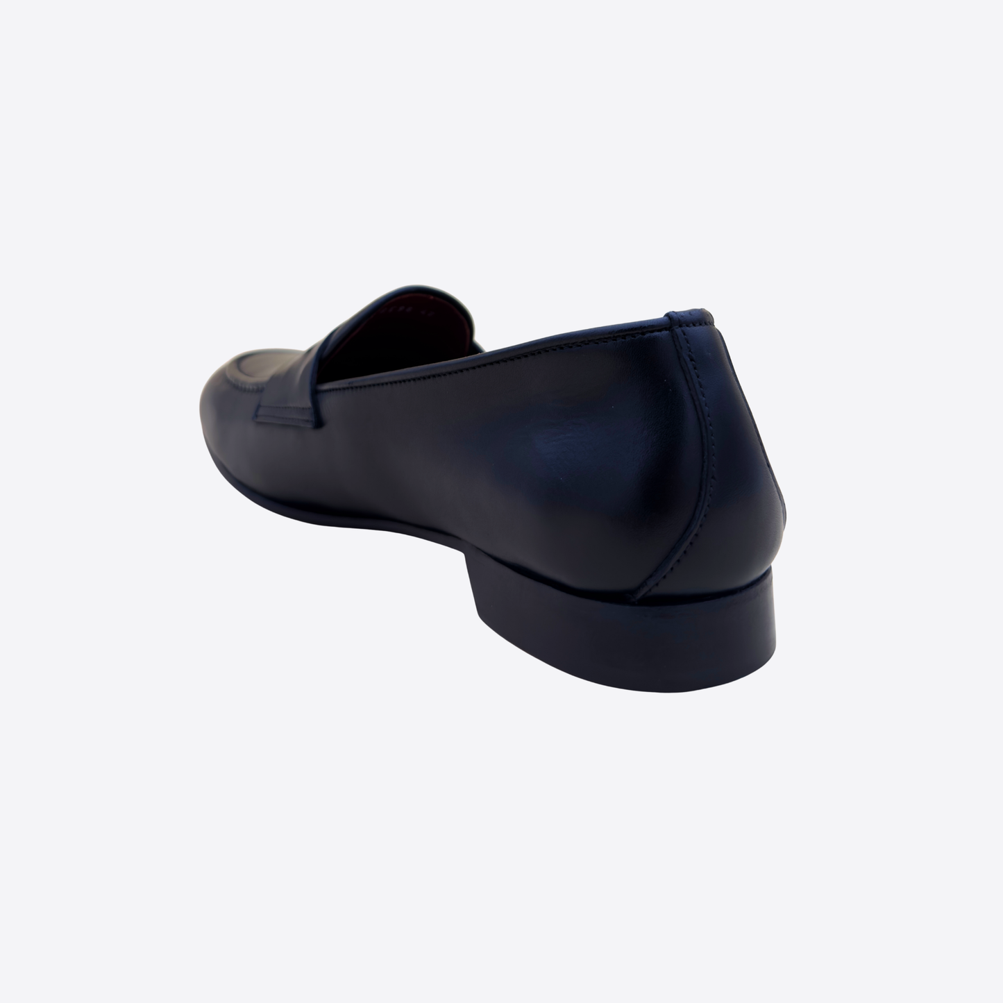 Mocassin homme noir vue arrière, talon bas et finition cuir lisse élégante