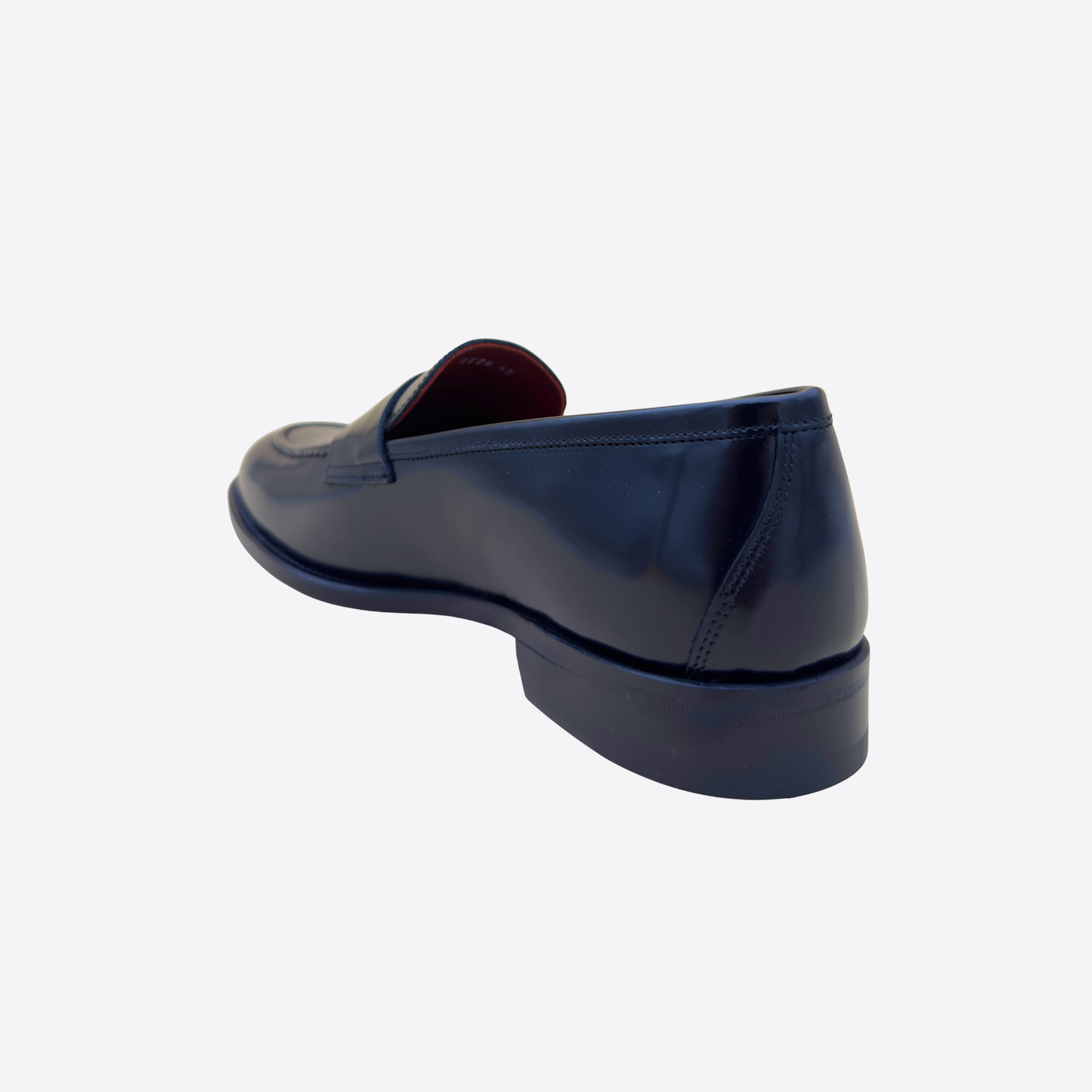 Mocassin homme noir vue arrière, talon bas et finition cuir élégante artisanale
