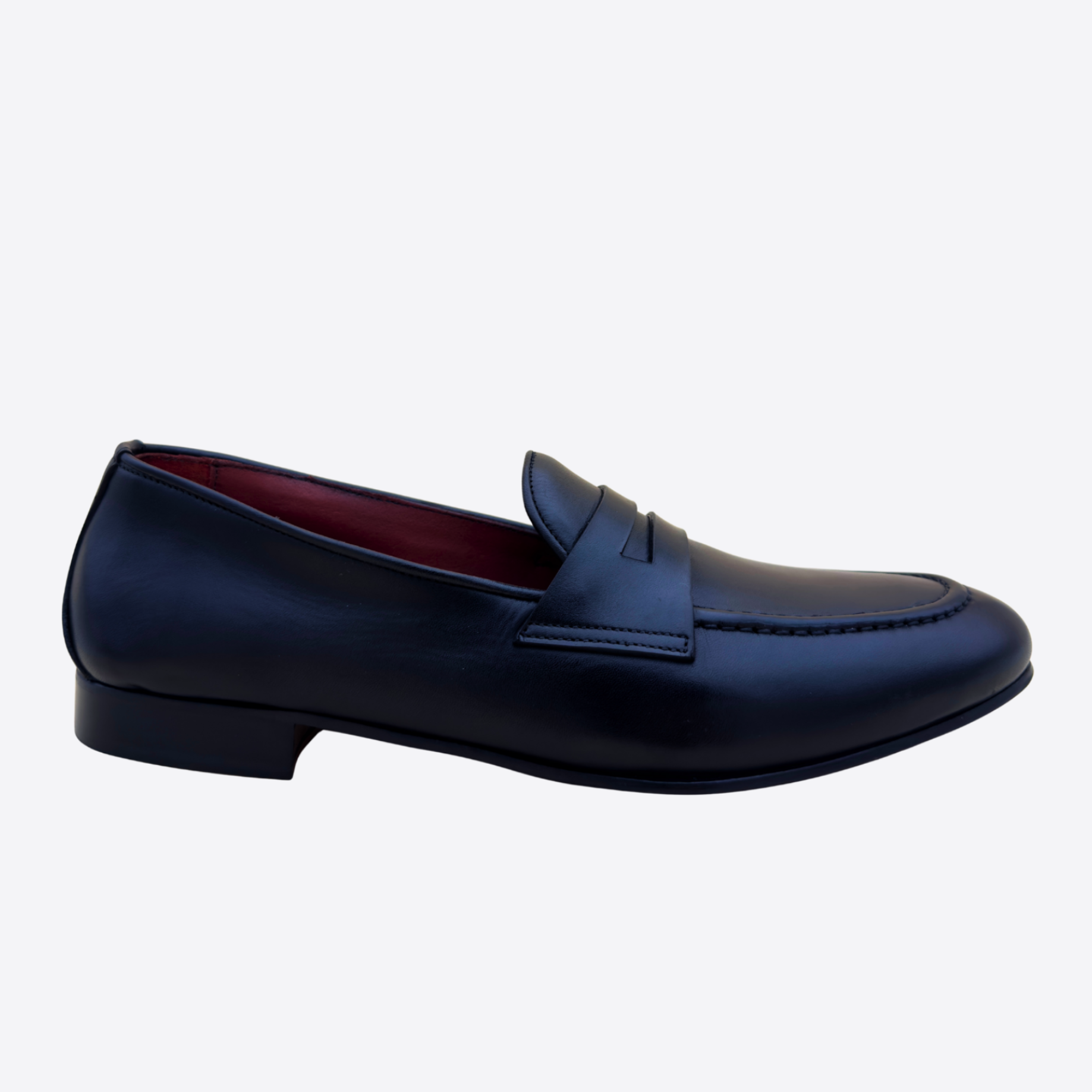Mocassin homme noir en cuir lisse vue de profil, chaussure élégante sans lacets style classique