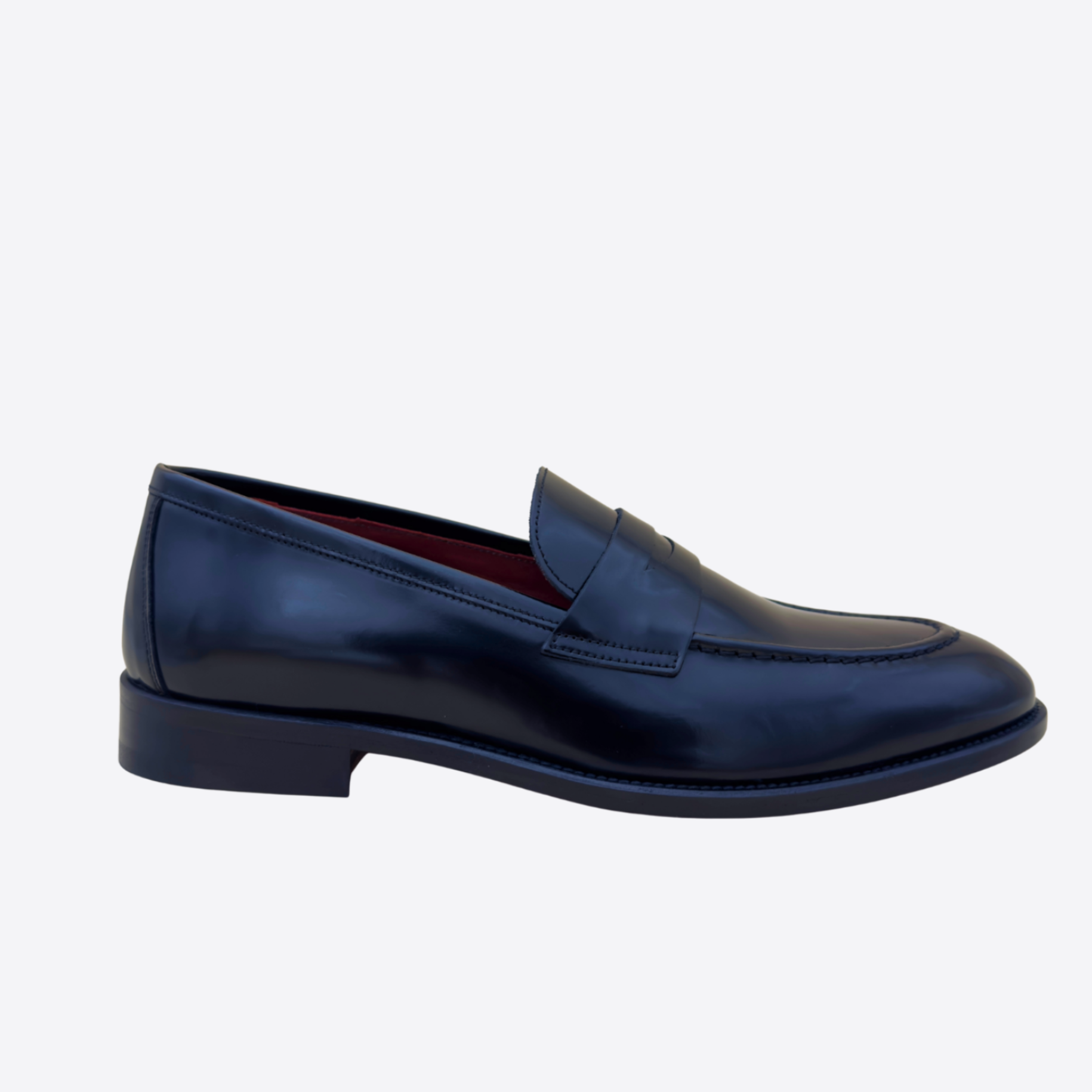 Mocassin homme noir en cuir lisse vue de profil, silhouette élégante et minimaliste sans lacets