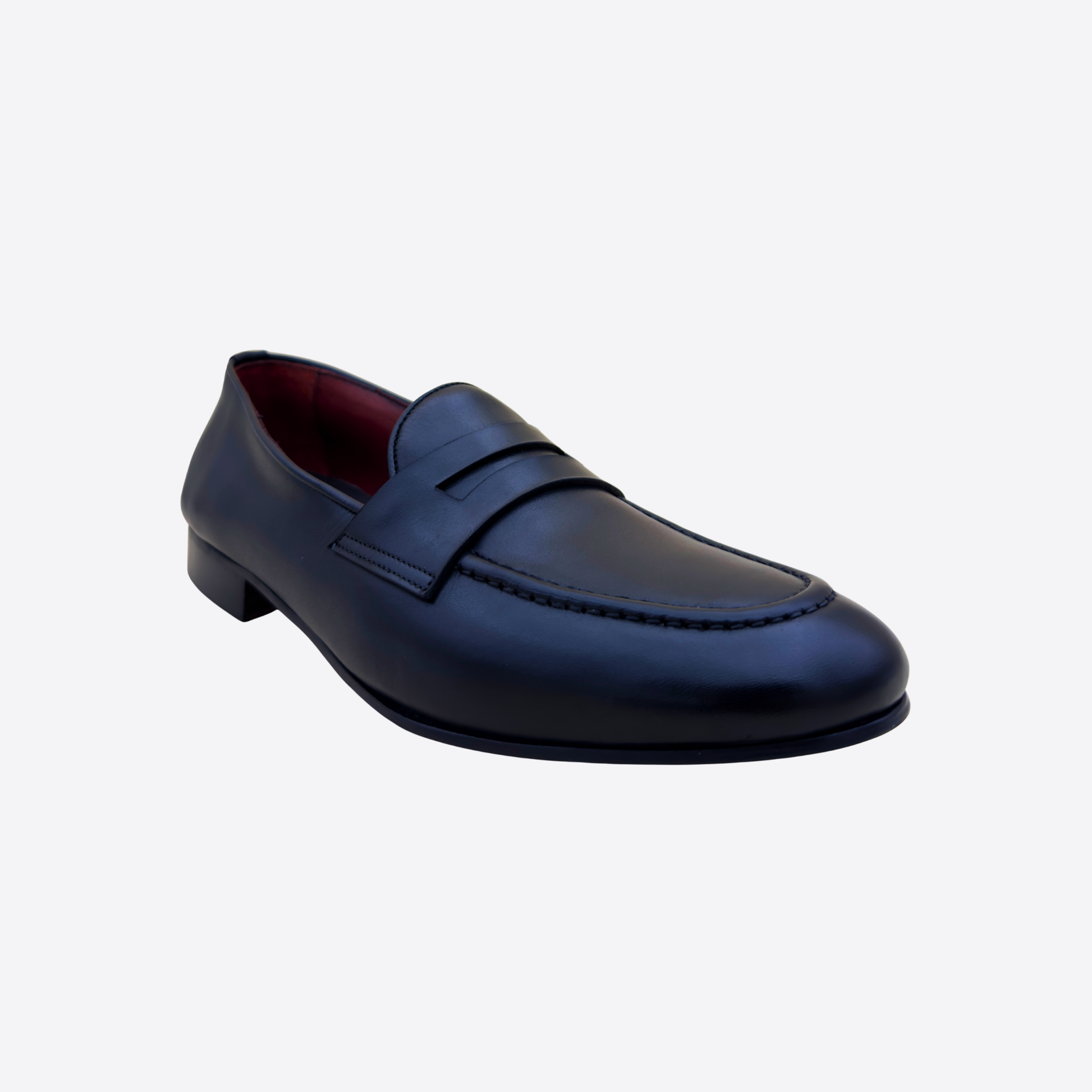Mocassin homme noir en cuir lisse vue 3/4 avant, modèle chic avec plateau cousu et bride