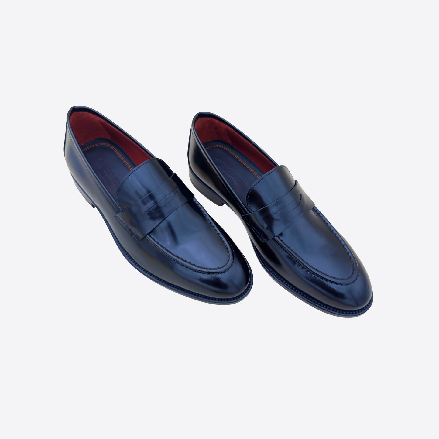 Deux mocassins homme noirs en cuir lisse vue 3/4, design raffiné et allure haut de gamme