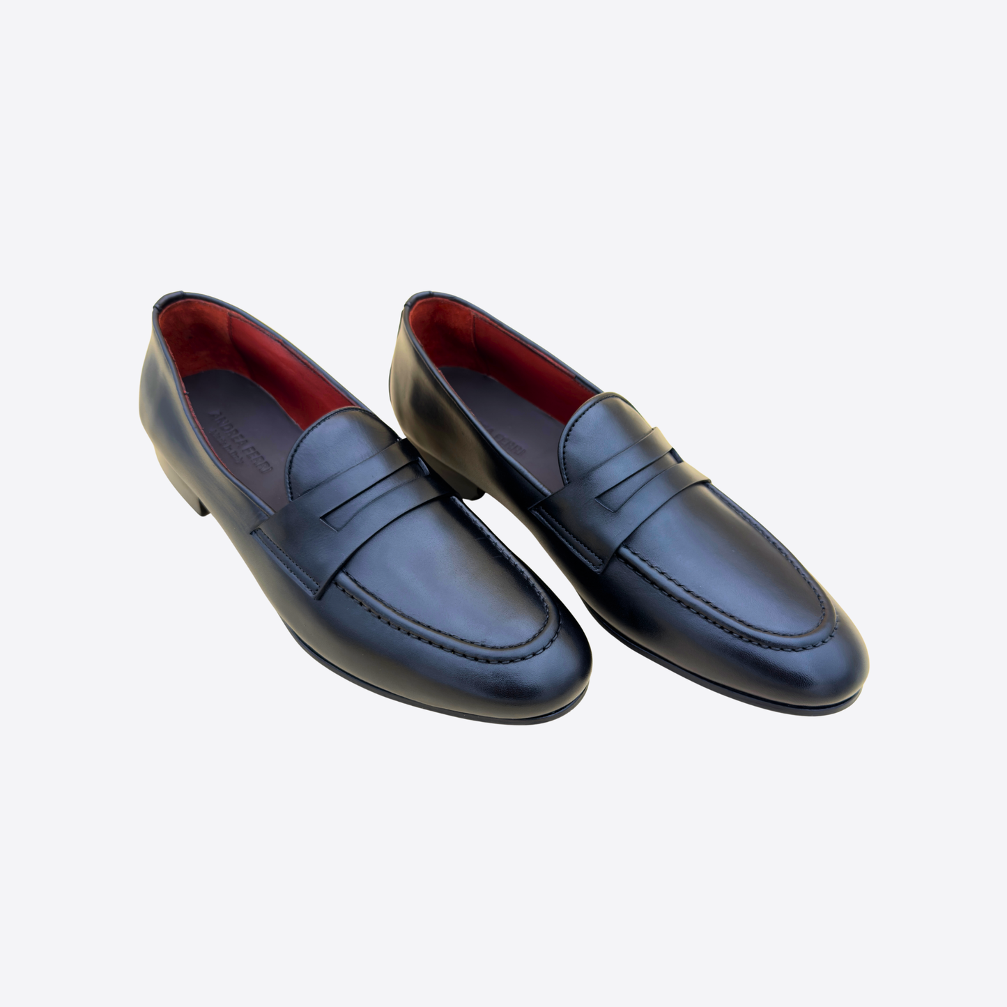 Paire de mocassins homme noirs en cuir lisse vue 3/4, style raffiné et minimaliste