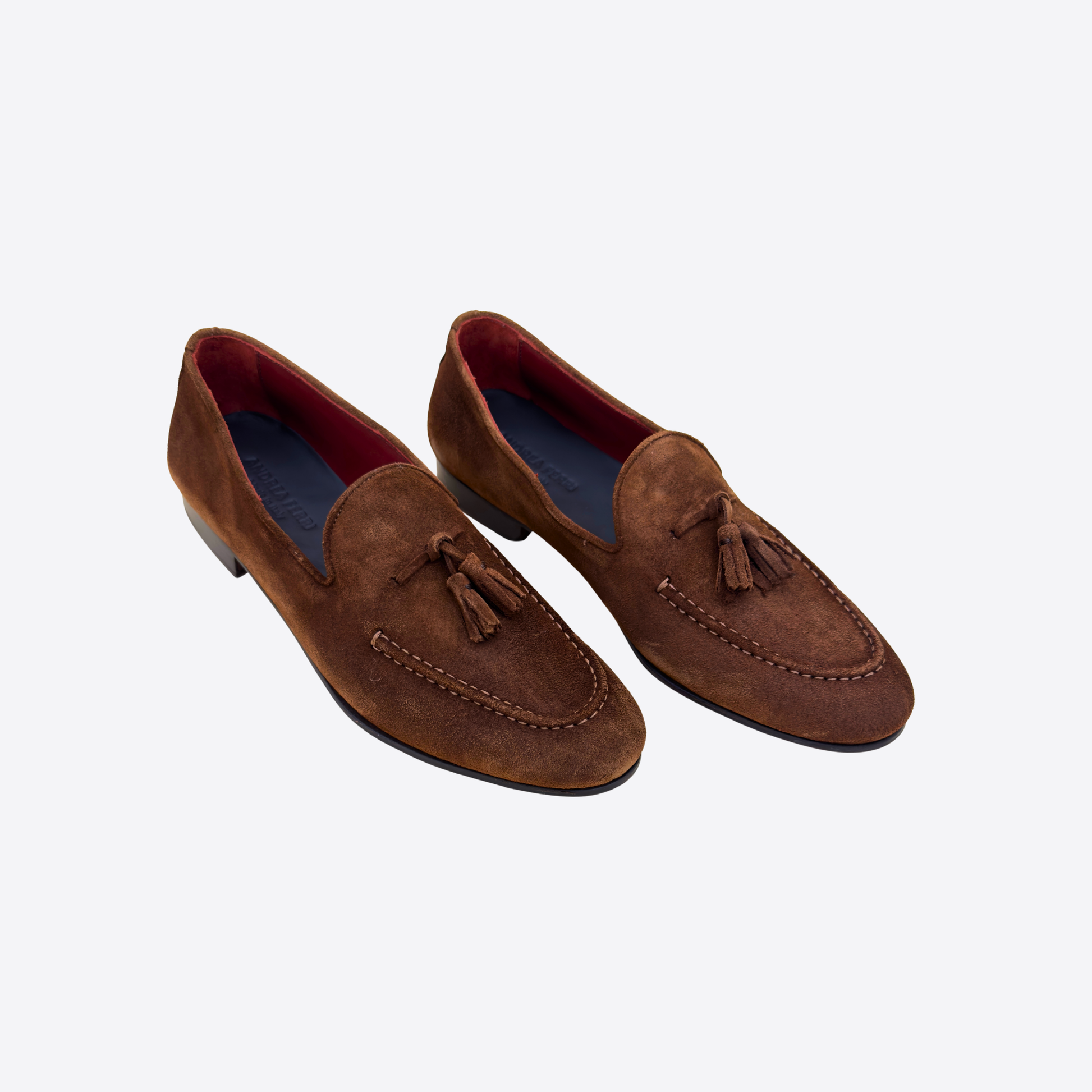 Mocassins marron en daim avec pampilles vue 3/4, chaussures élégantes style italien pour homme