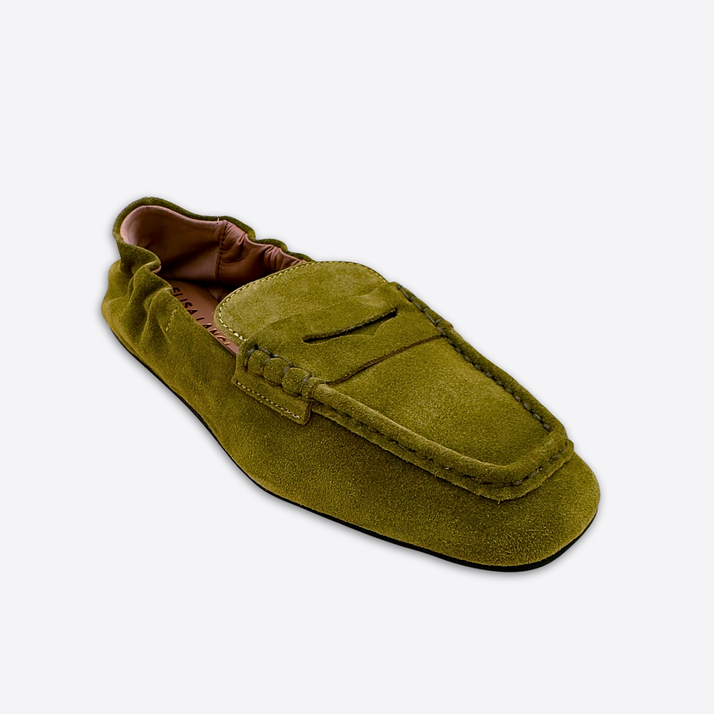 Détail mocassin daim vert olive couture apparente finition haut de gamme