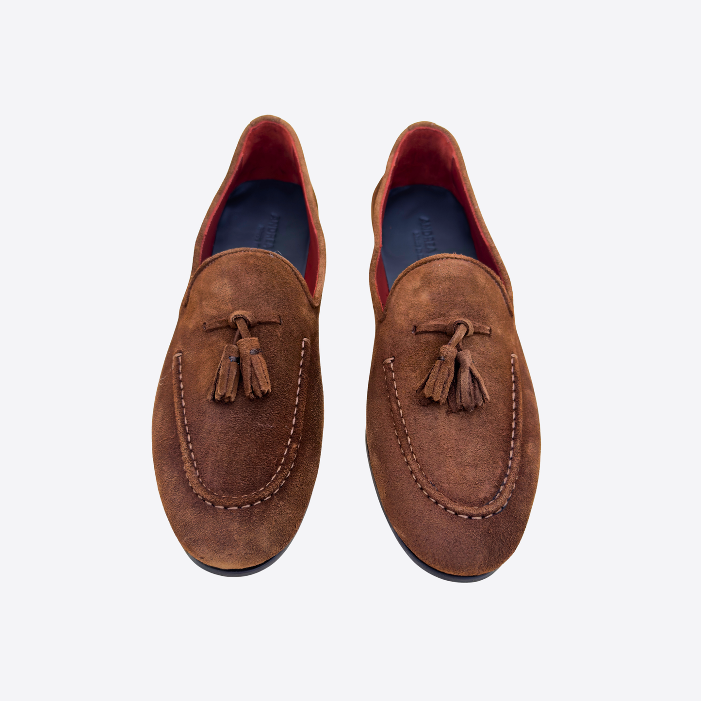 Mocassins homme marron en daim vue de face, chaussures à pampilles avec finition artisanale