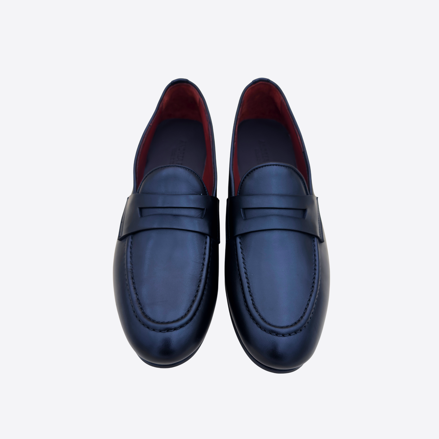 Mocassins homme noirs vue de dessus, cuir lisse avec couture plateau et intérieur rouge