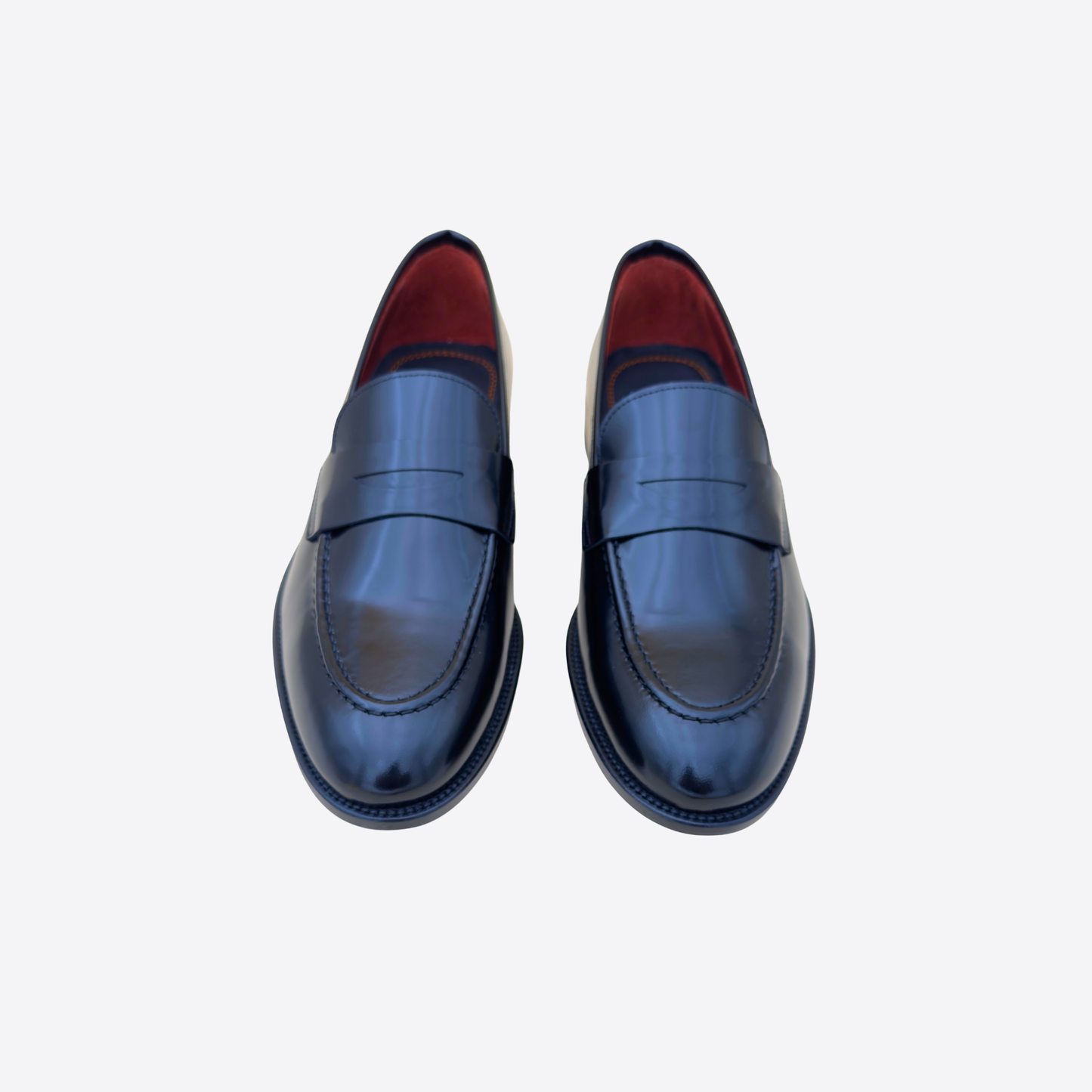 Paire de mocassins homme noirs vue de dessus, cuir lisse avec intérieur rouge et finition soignée