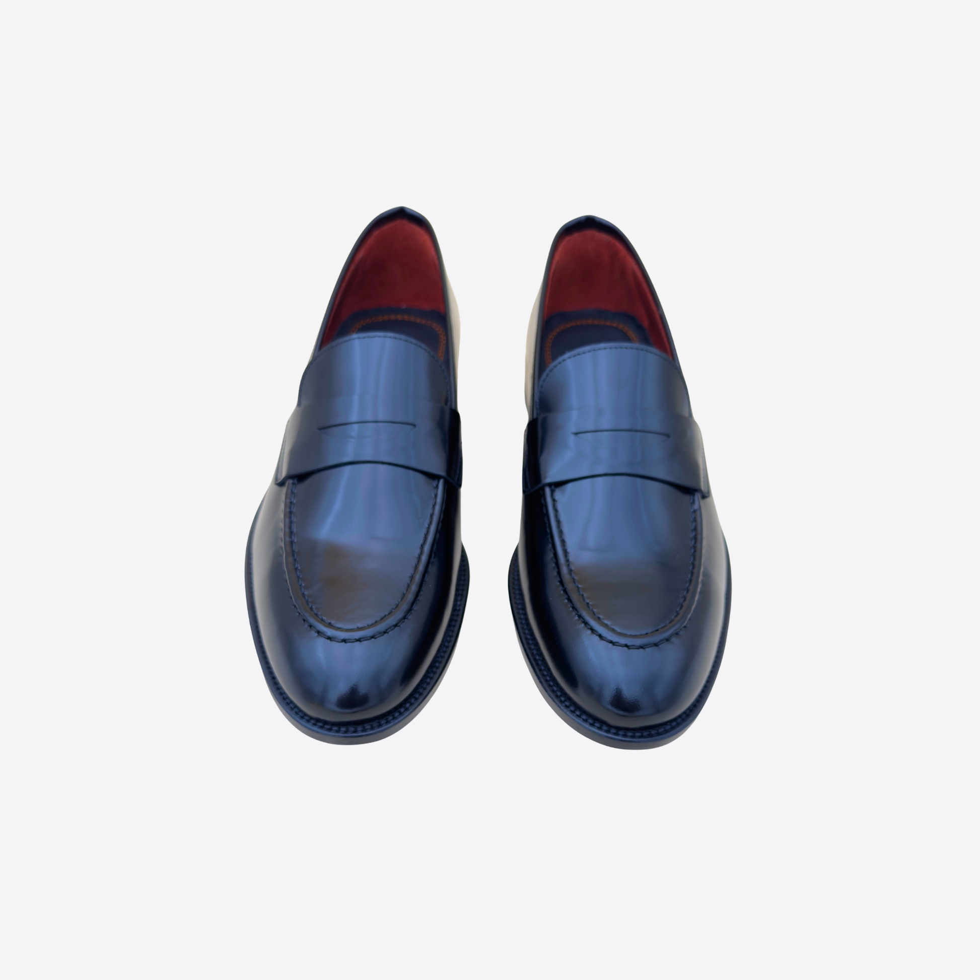 Paire de mocassins homme noirs vue de dessus, cuir lisse avec intérieur rouge et finition soignée
