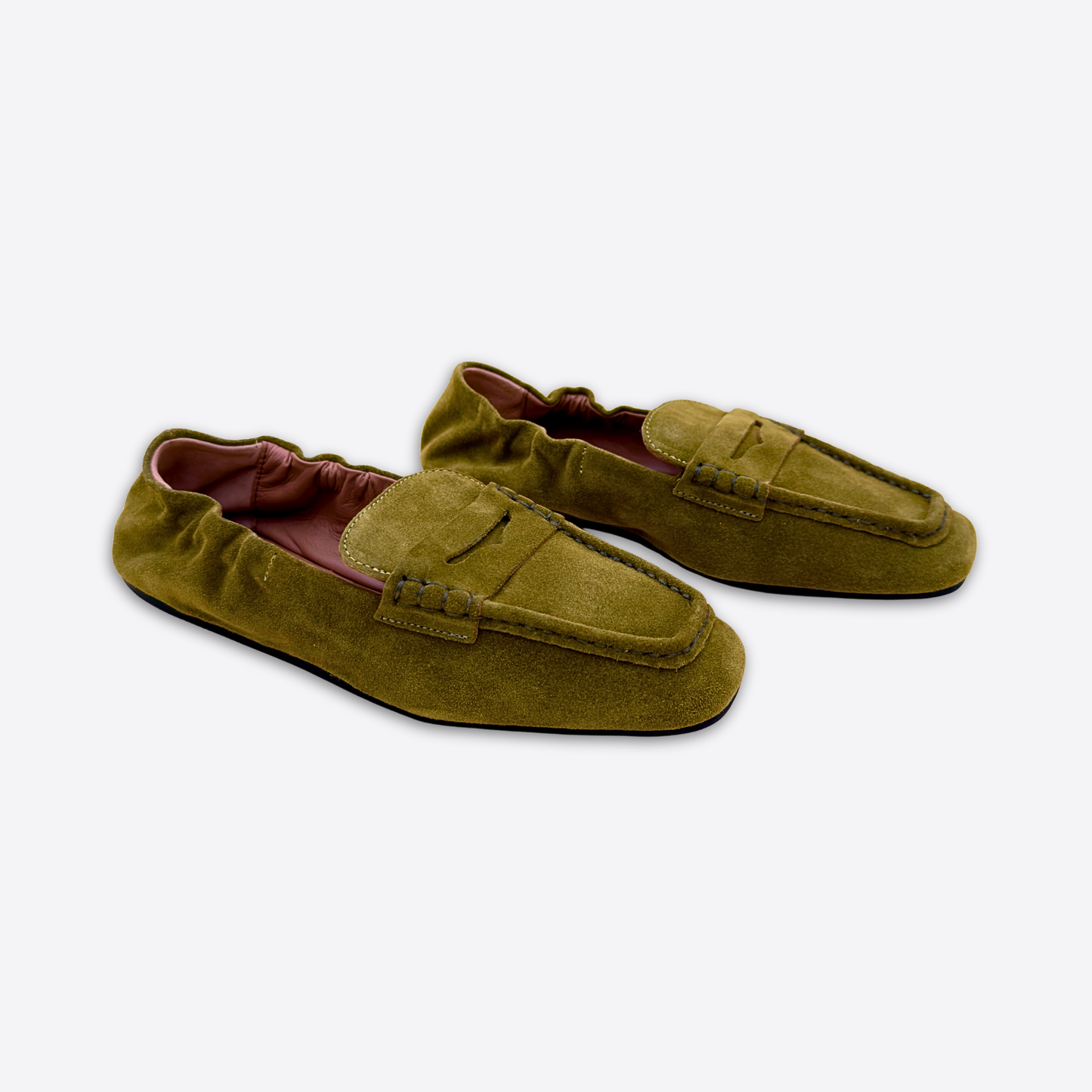 Mocassins femme daim vert olive vue inclinée style quotidien élégant