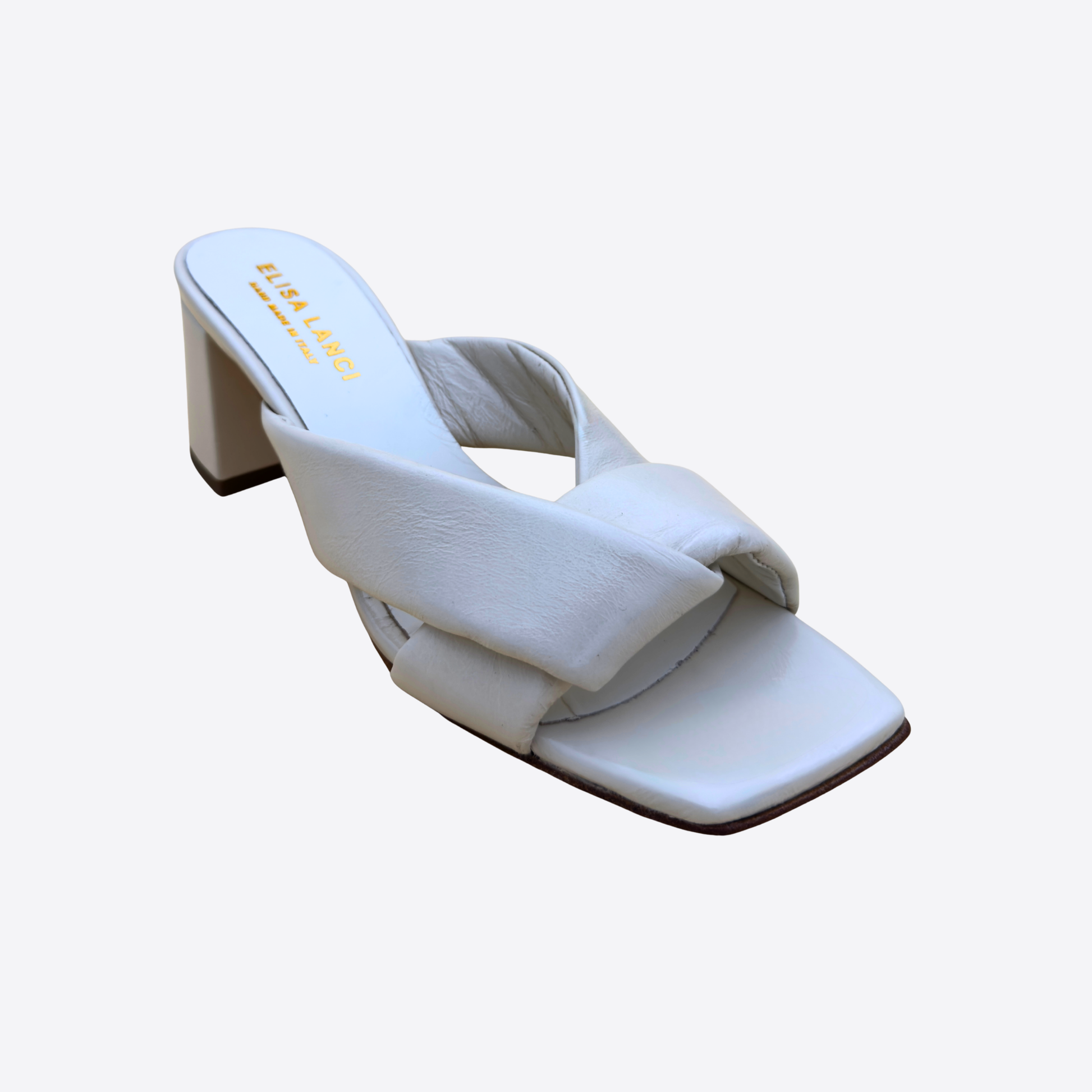 Mule blanche cuir femme brides croisées talon carré vue inclinée élégante