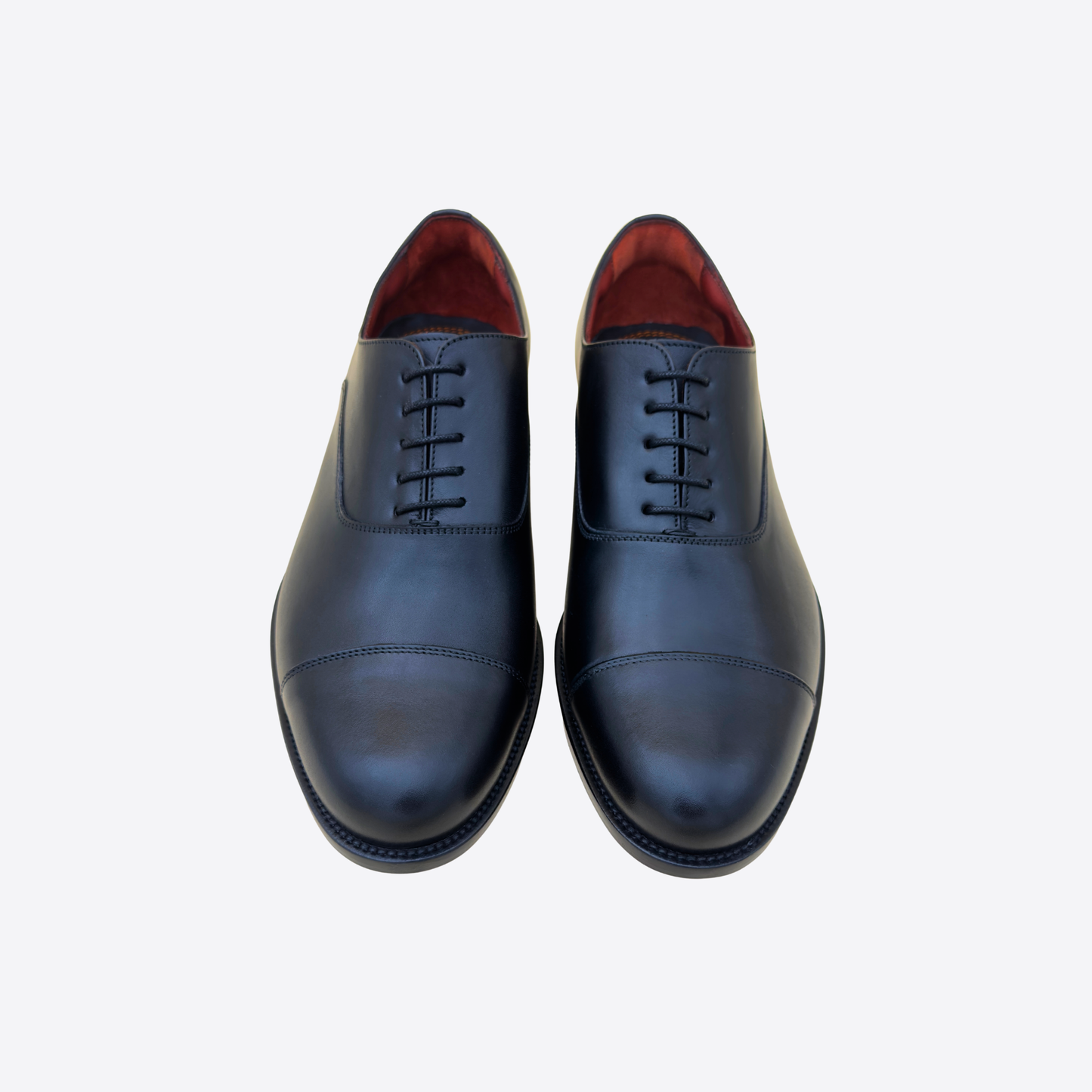 Chaussures richelieu noires pour homme vue de face, cuir lisse élégant avec bout droit