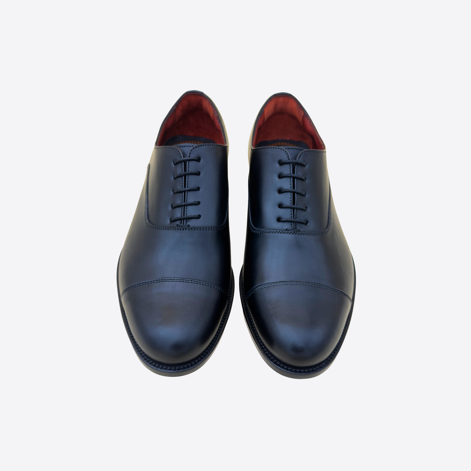 Chaussures richelieu noires pour homme vue de face, cuir lisse élégant avec bout droit