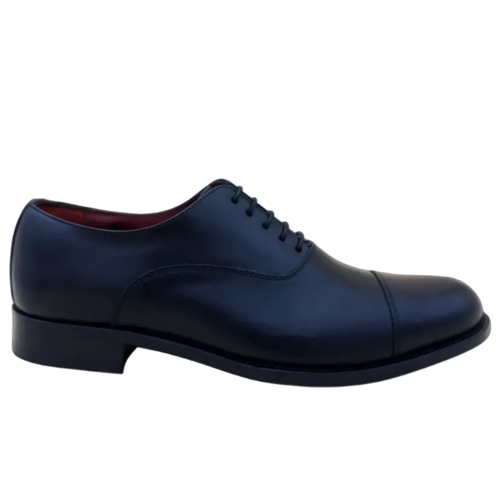 Chaussure richelieu noire homme vue de profil, design minimaliste avec couture bout droit