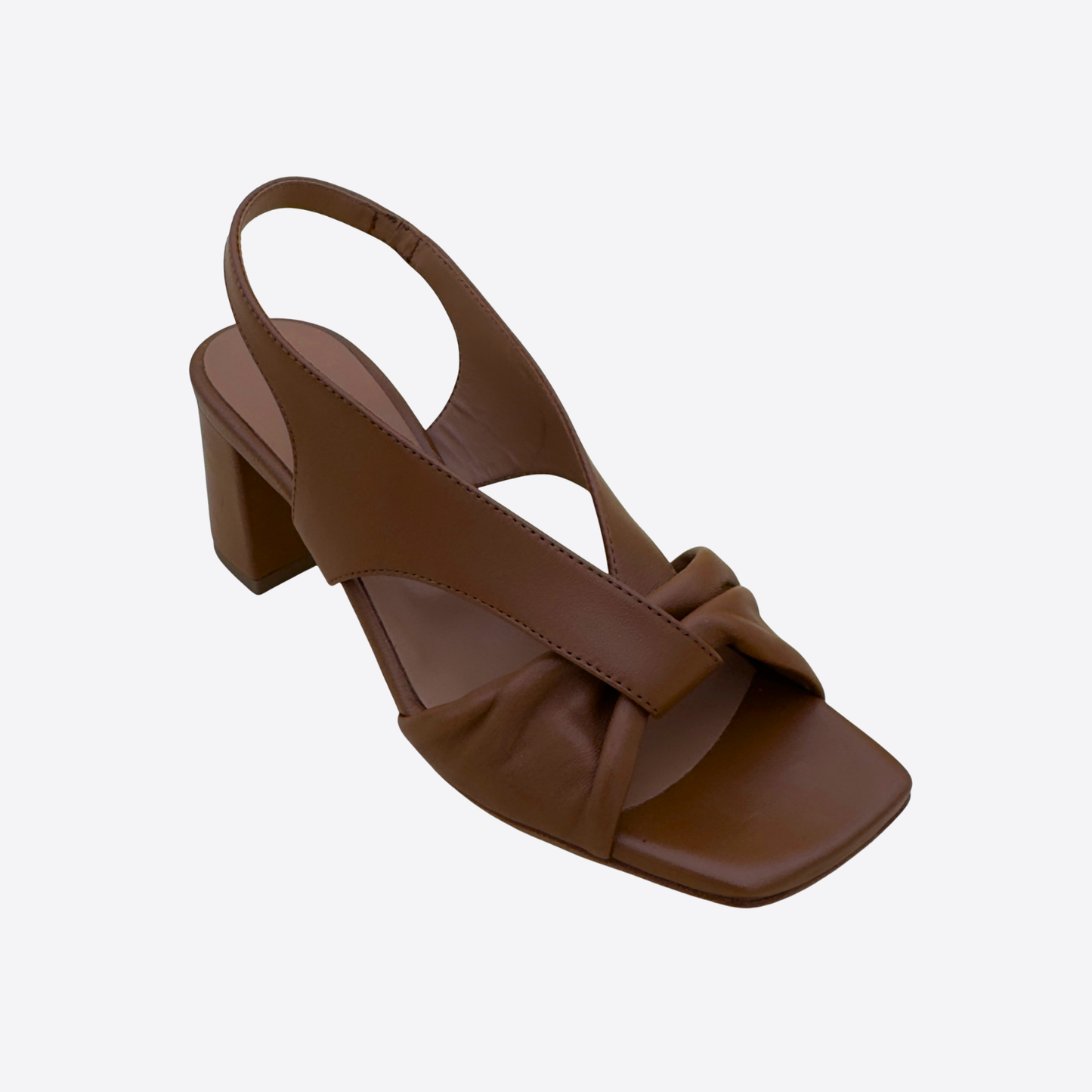 Sandale femme marron caramel cuir brides croisées vue inclinée élégante