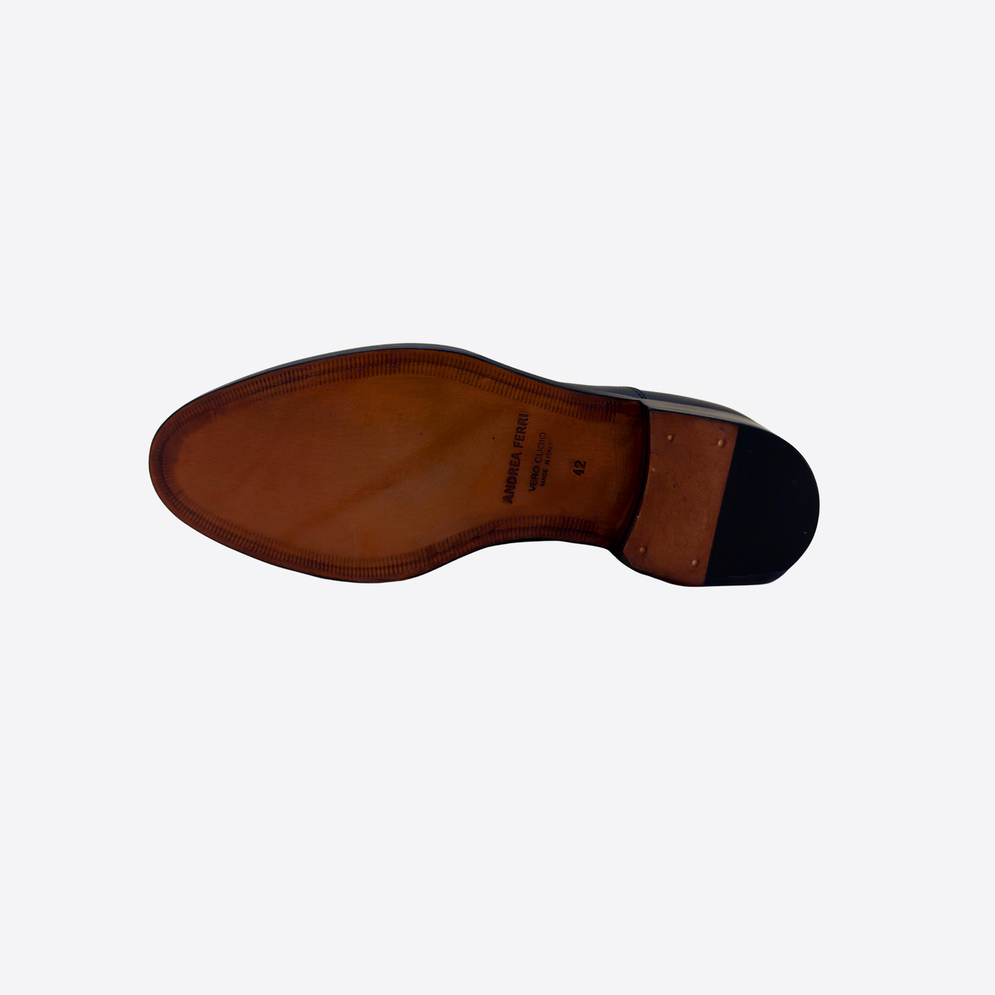 Semelle en cuir chaussure richelieu homme avec talon noir et marquage fabrication artisanale italienne