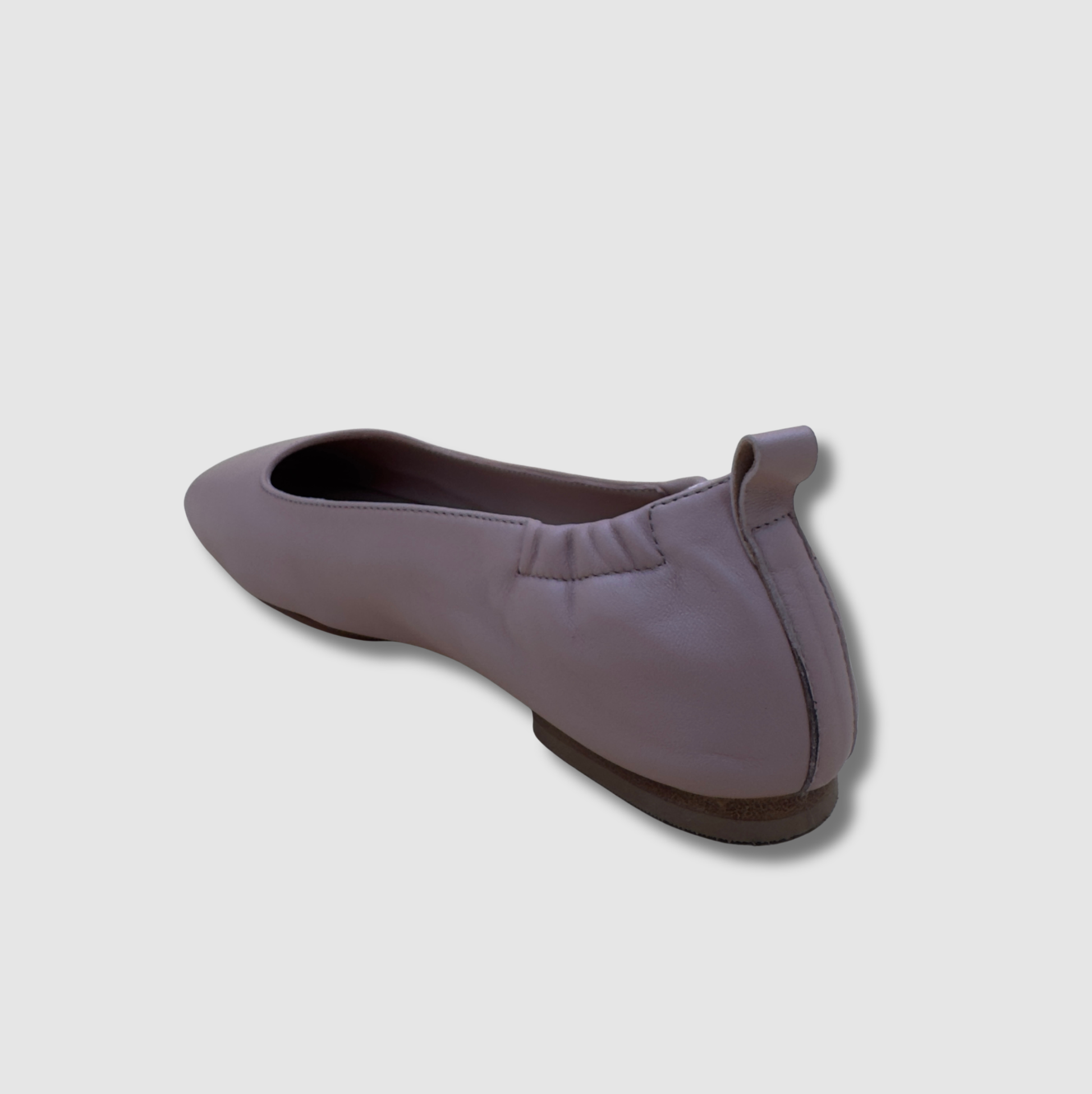 Détail arrière ballerine femme en cuir rose poudré avec finition artisanale
