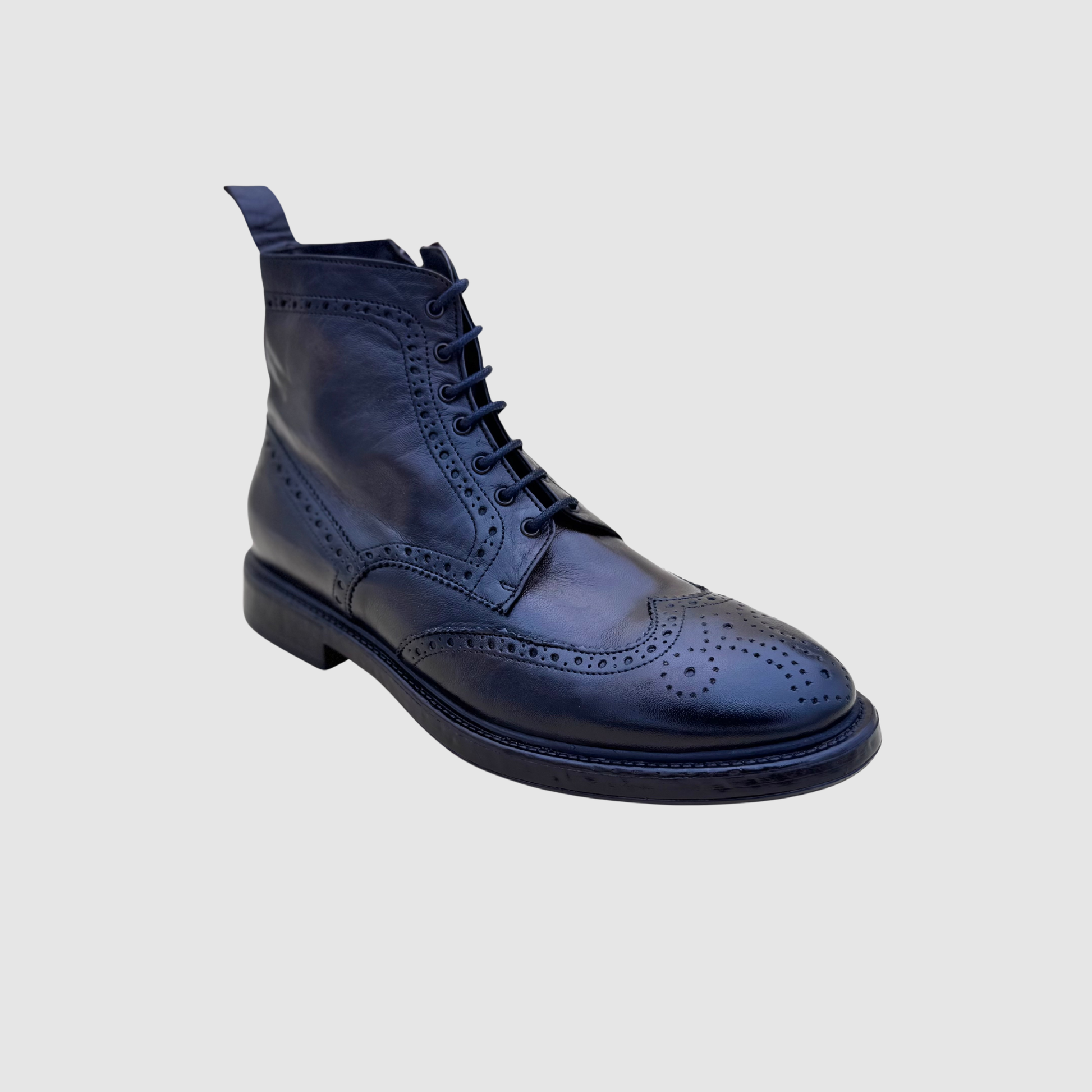 bottine cuir noir homme brogue vue 3/4 finition artisanale haut de gamme
