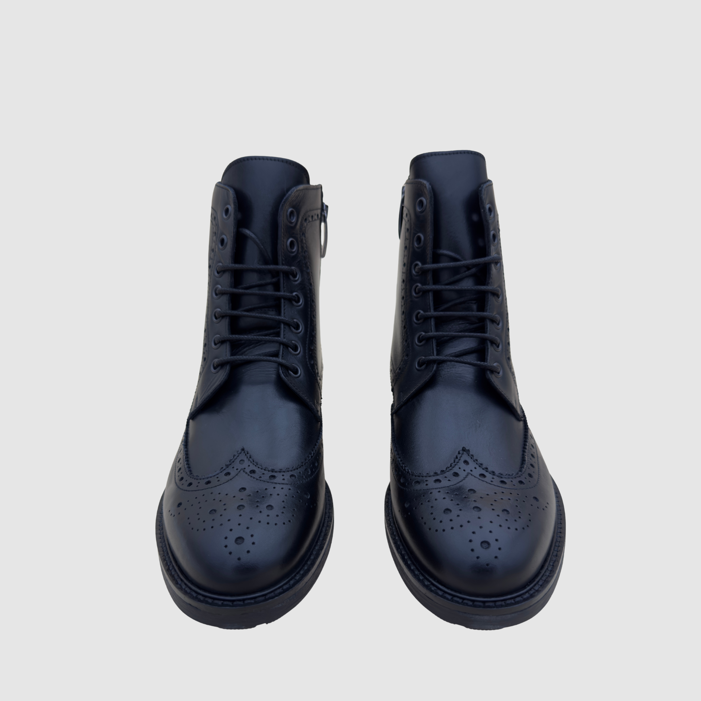 Bottines brogue homme cuir noir vue face avec lacets et perforations