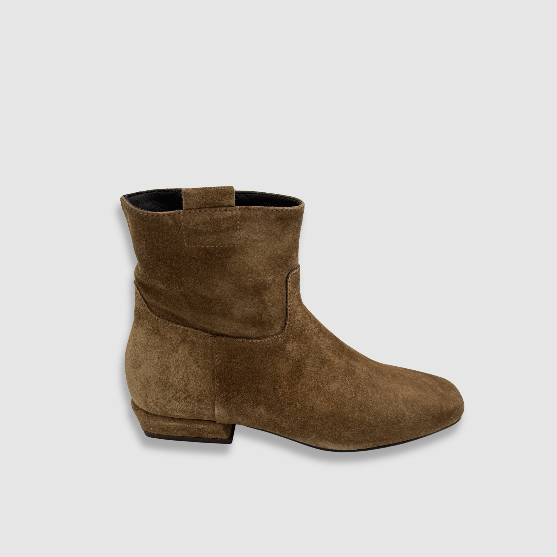 Bottines daim marron profil avec talon bas et ligne épurée