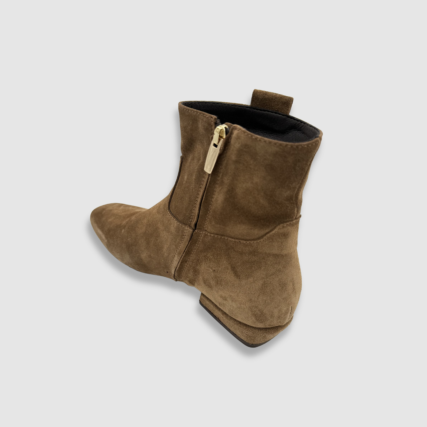 Bottines daim marron détail fermeture zip arrière