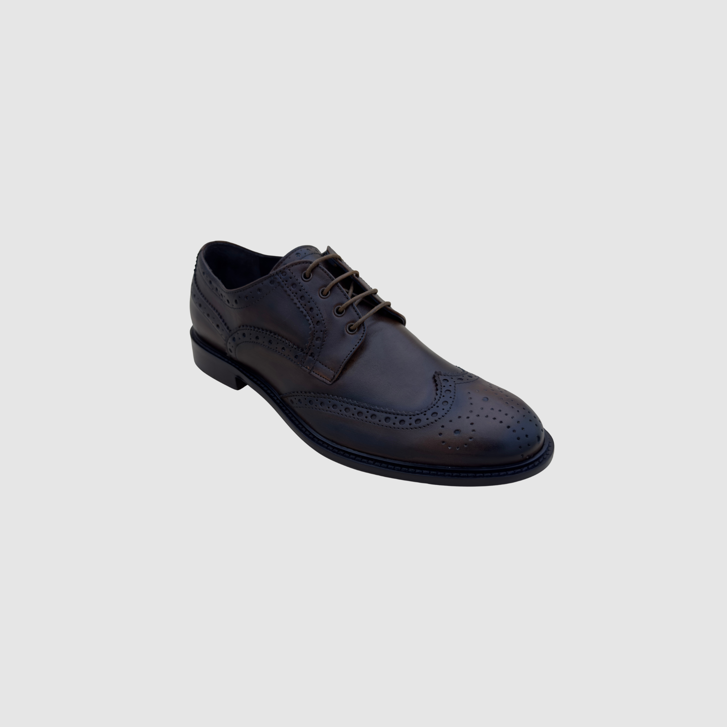 Chaussure derby brogue cuir marron détail perforations artisanales
