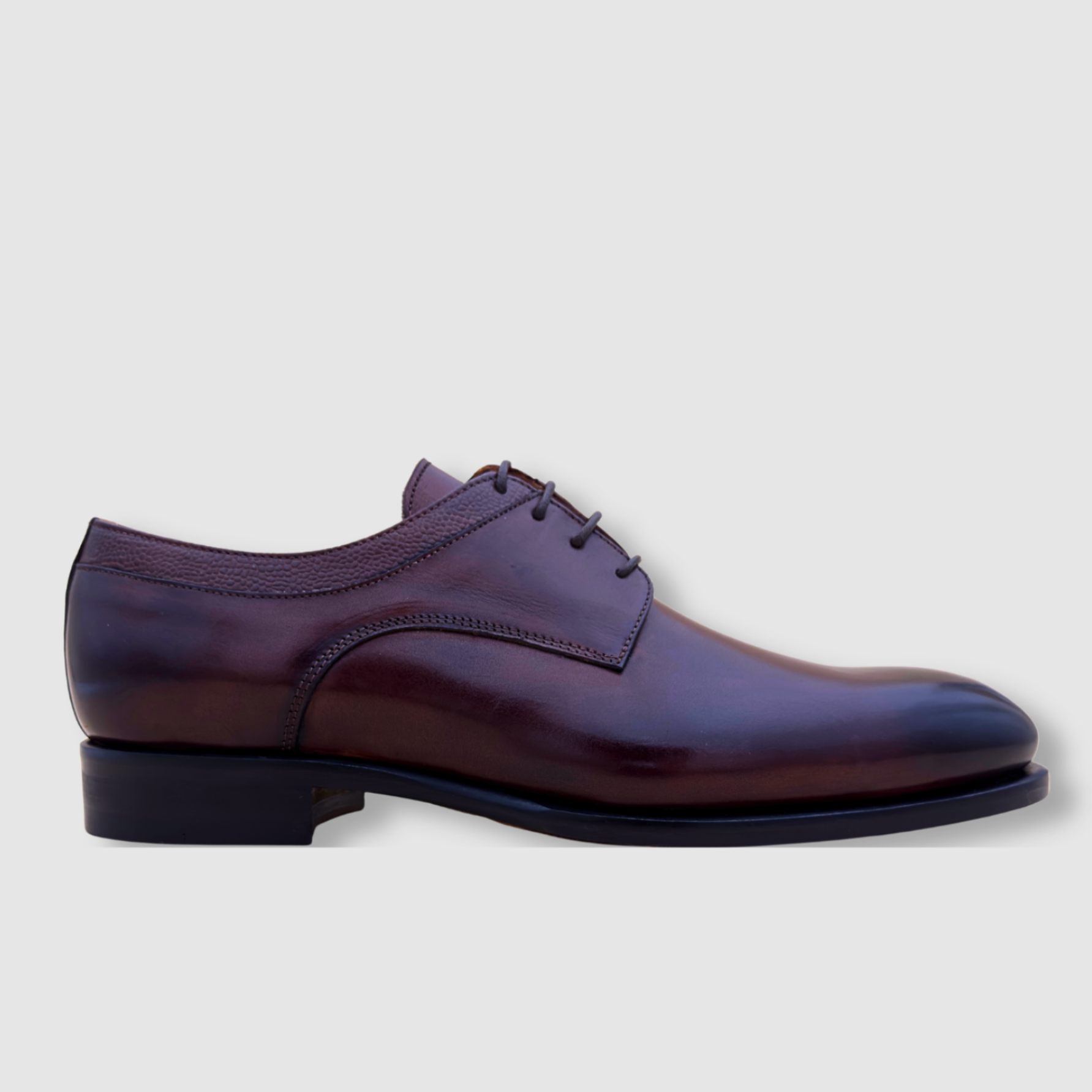 Derby cuir patiné bordeaux homme vue côté silhouette élégante et moderne