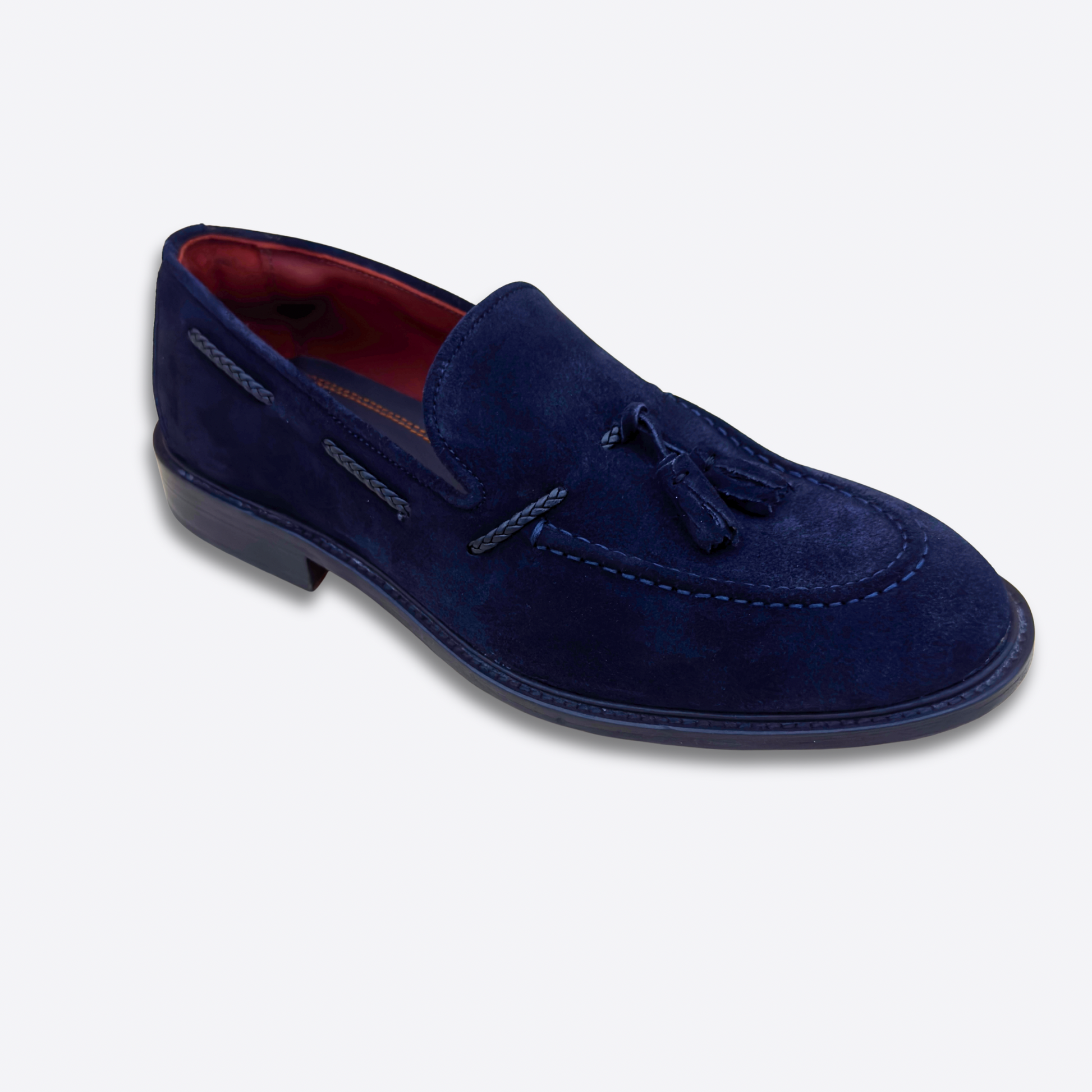 Détail du mocassin en daim bleu Lallurist avec couture artisanale et texture veloutée