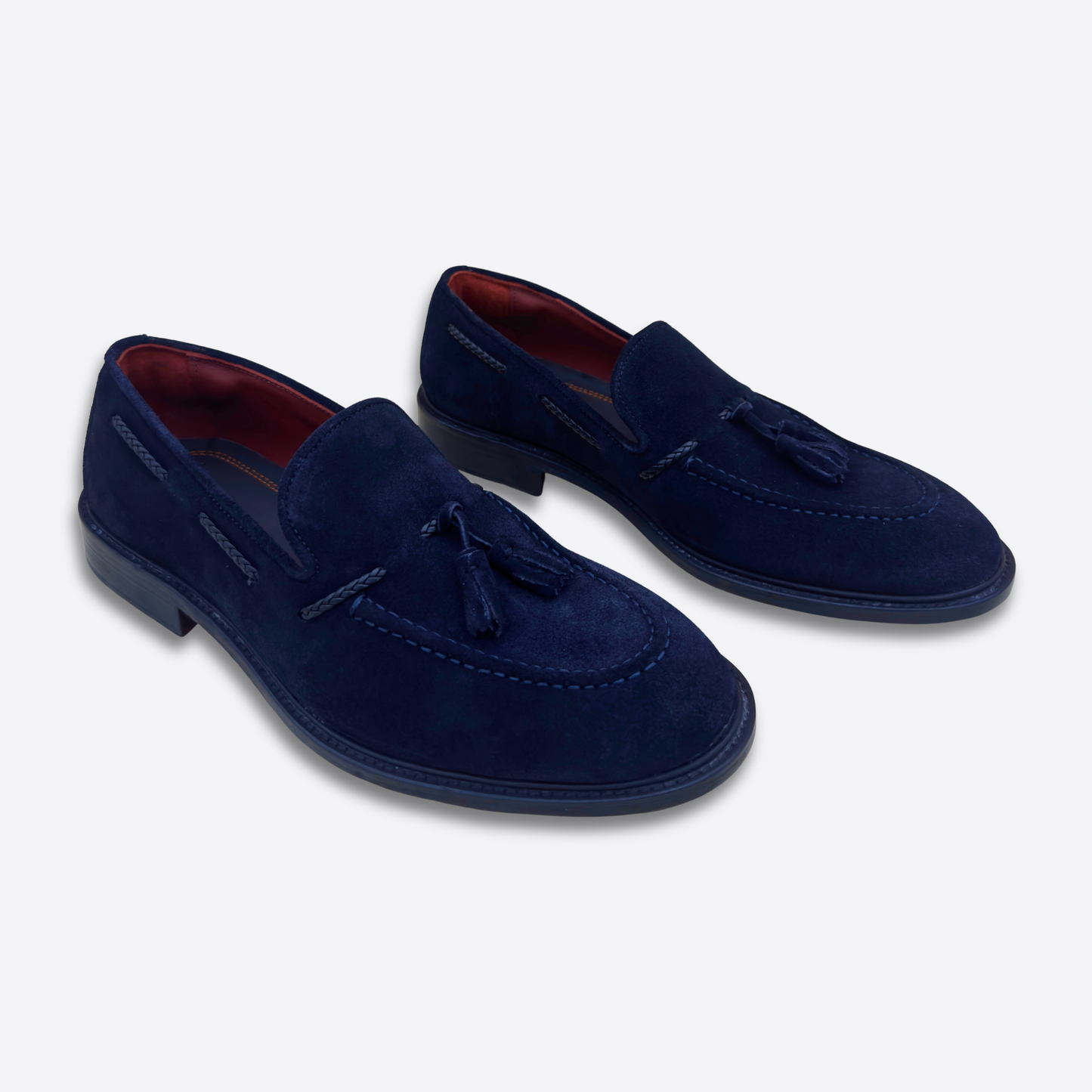 Mocassins homme en daim bleu Lallurist, vue en angle mettant en valeur la silhouette élégante et les pampilles