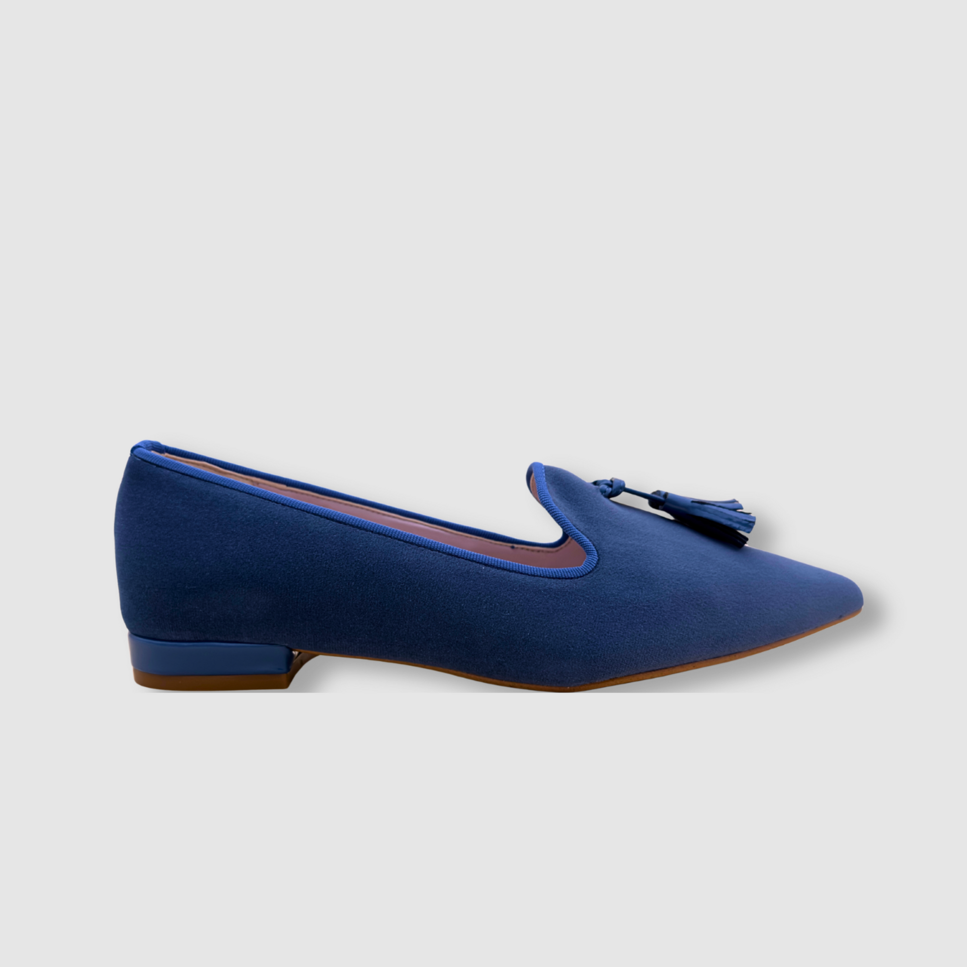 Mocassin femme bleu en velours vue de profil, chaussure élégante et légère