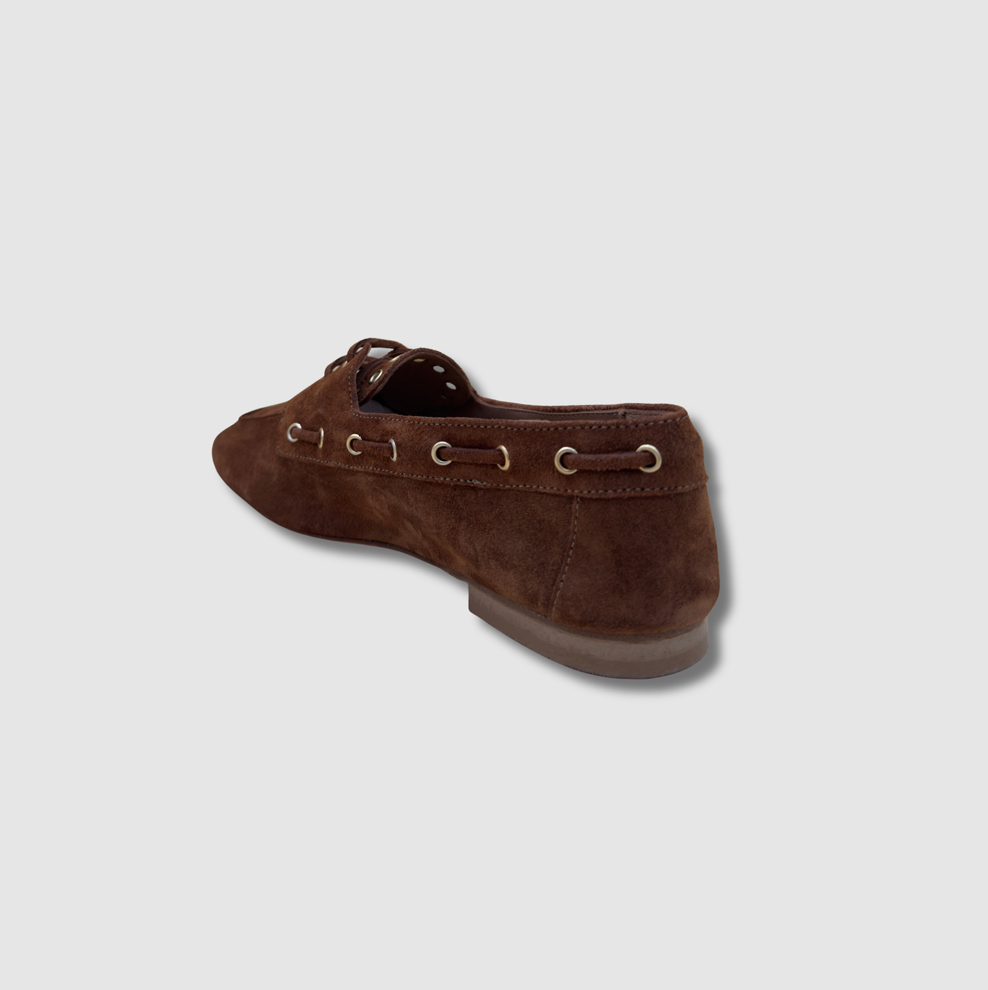 Détail arrière mocassin femme en cuir suédé cuoio, finitions artisanales et design élégant